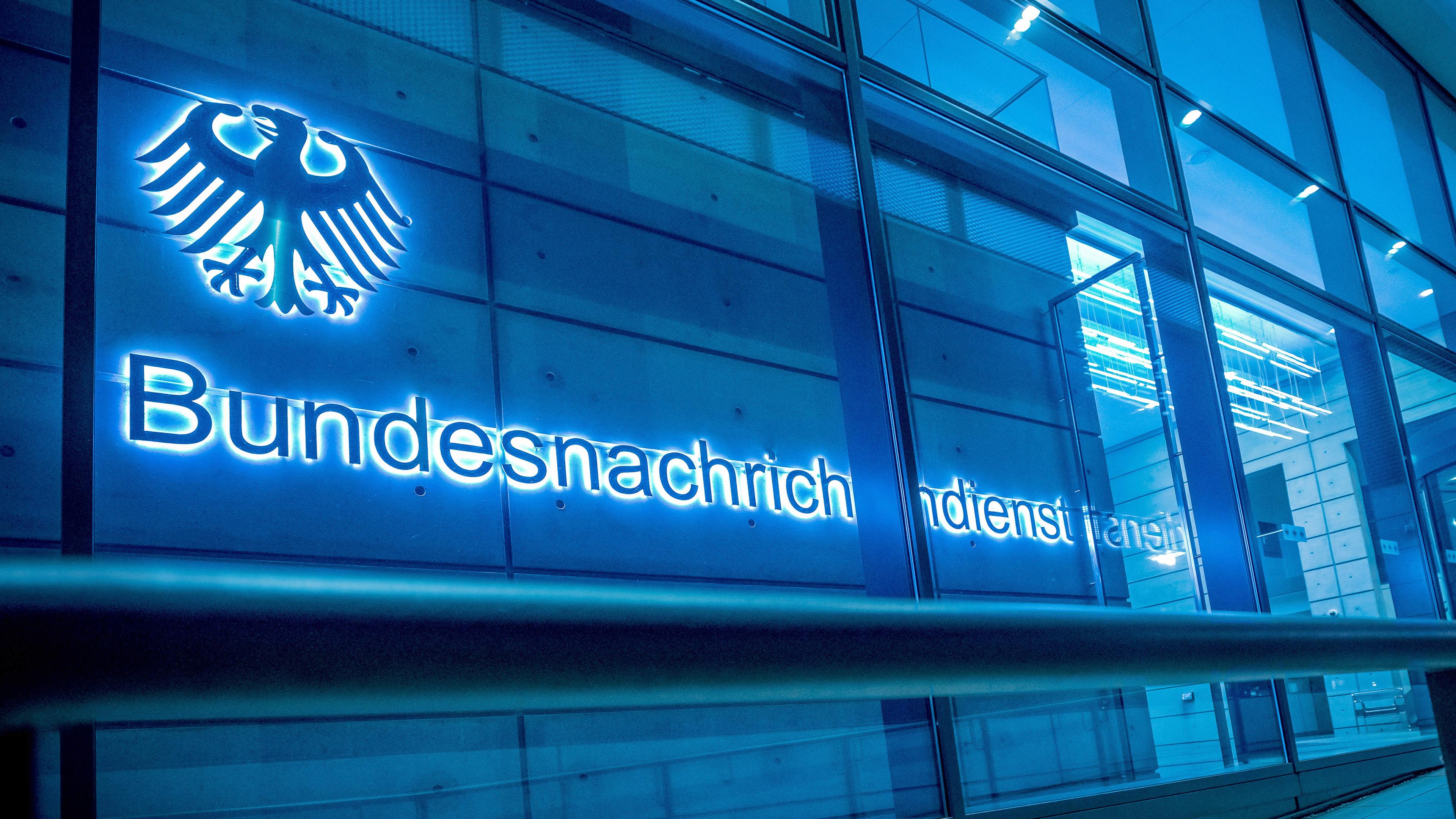 Berlin: Der Eingang zum Bundesnachrichtendienst BND, aufgenommen in der neuen Zentrale in der Chausseestraße in Berlin. Archivbild