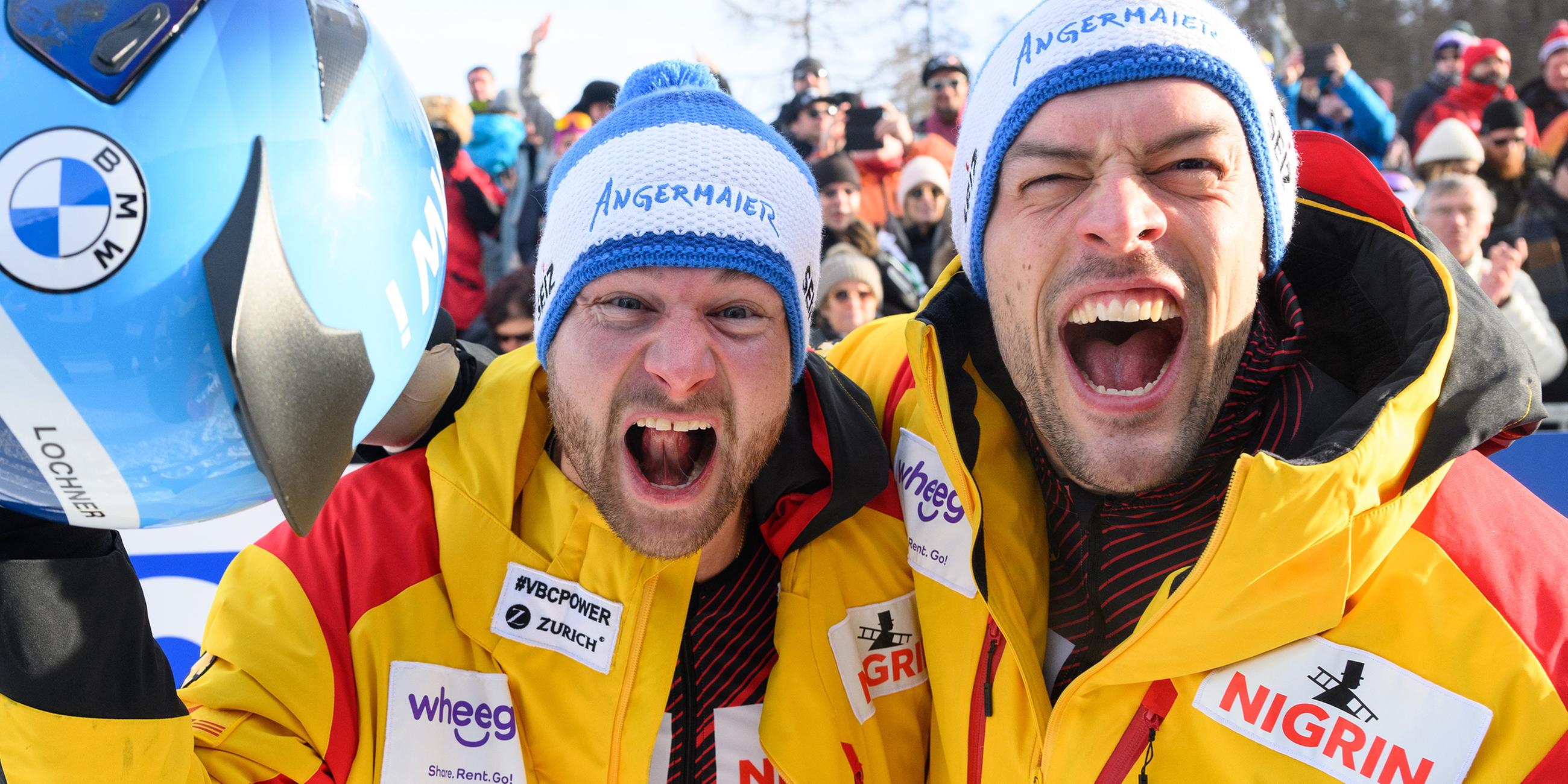 Johannes Lochner (l) und sein Anschieber Georg Fleischhauer jubeln nach dem WM Sieg im Zweierbob am 29.01.2023 in St. Moritz. 