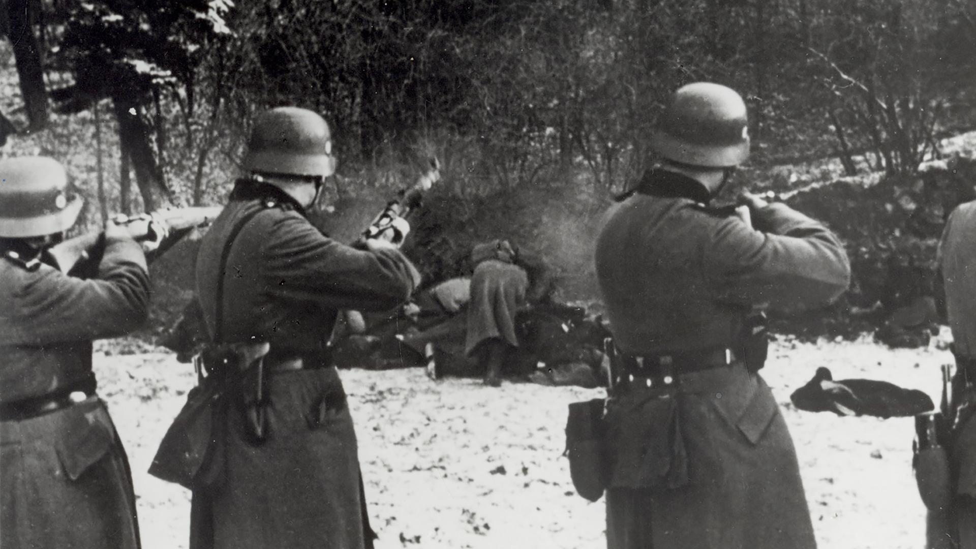 "Die Wahrheit über den Holocaust (3) Menschenjagd": Bochnia, Polen: Deutsche Einheit bei der Erschießung von Juden, September 1939