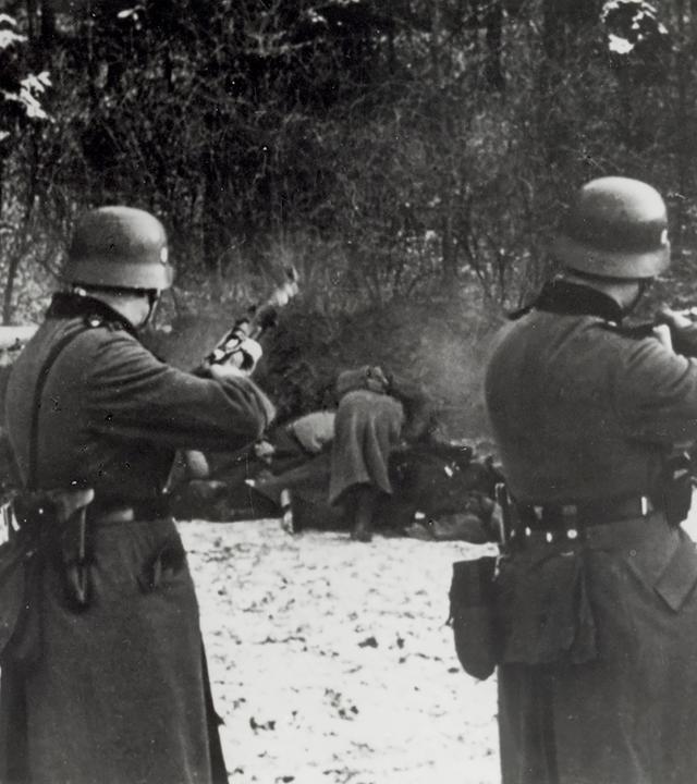 "Die Wahrheit über den Holocaust (3) Menschenjagd": Bochnia, Polen: Deutsche Einheit bei der Erschießung von Juden, September 1939