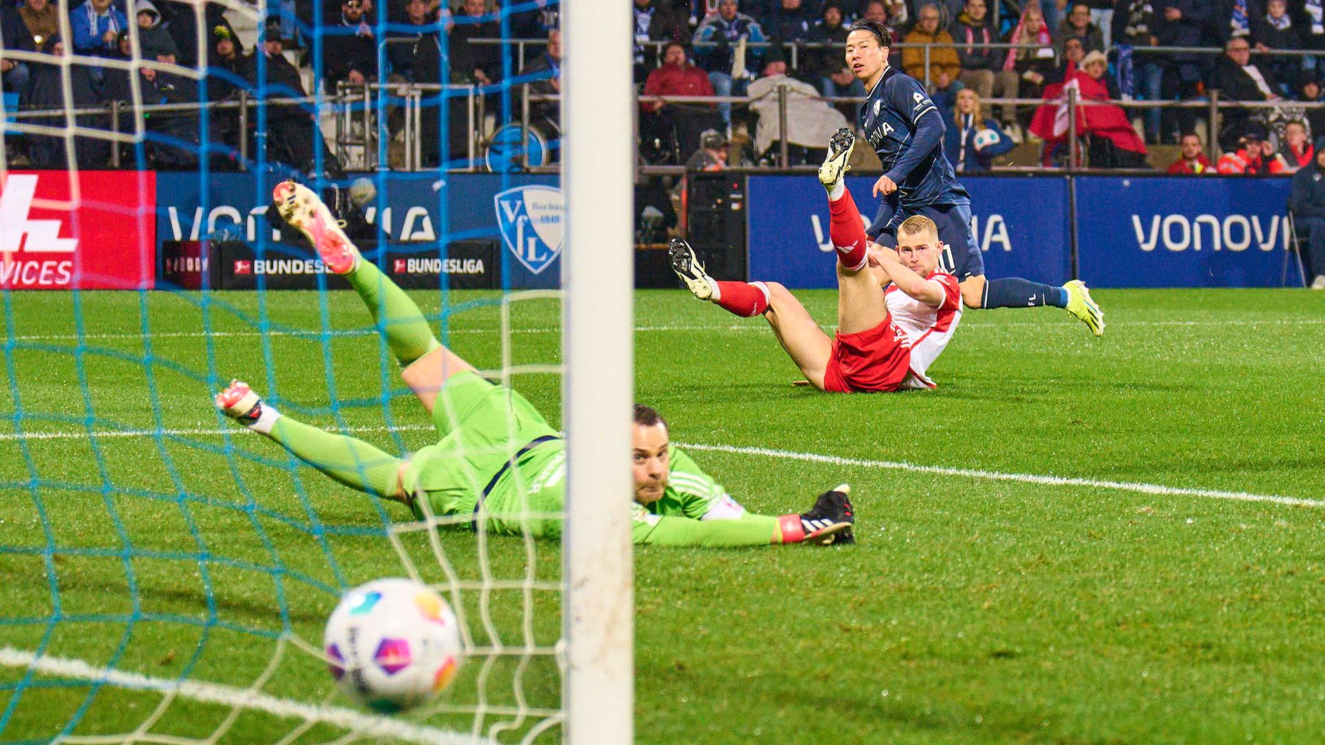 Takuma Asano, BO Torschuss 1:1.