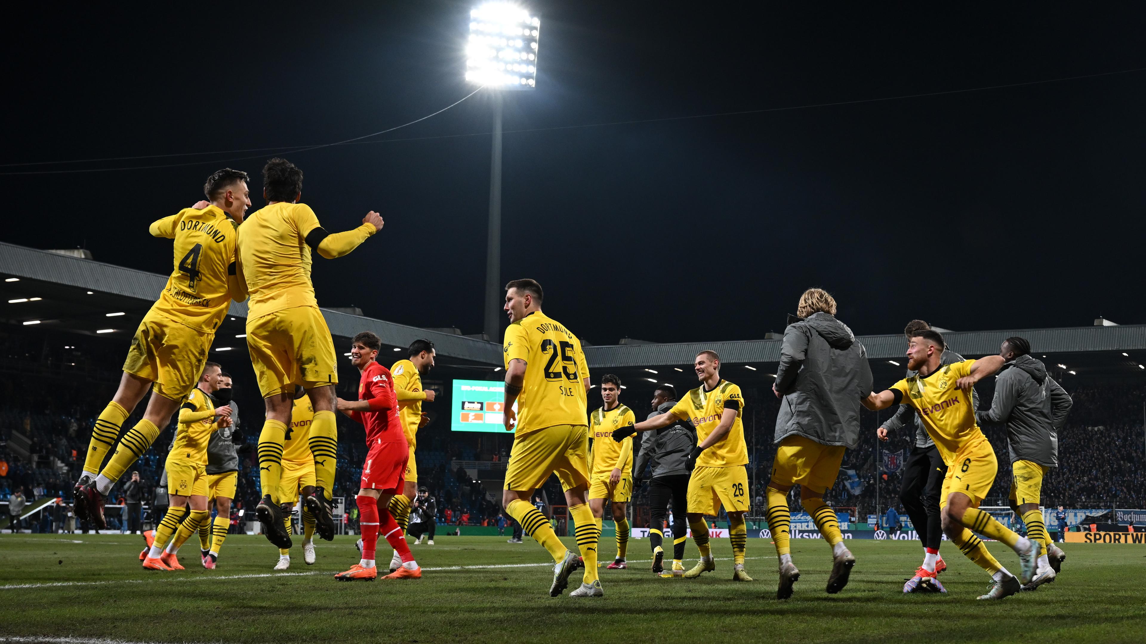 DFB-Pokal-Achtelfinale, VfL Bochum - Borussia Dortmund: Dortmunds Spieler feiern den Sieg.