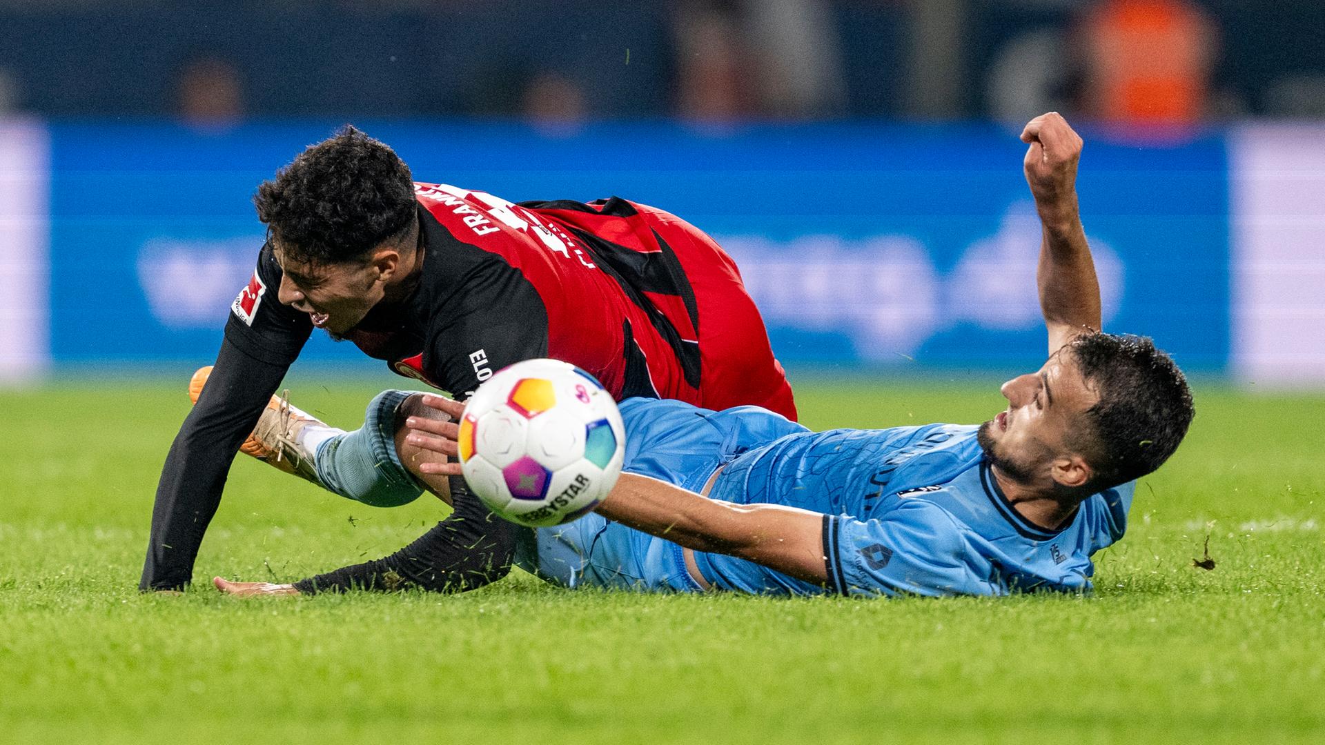Frankfurts Fares Chaibi und Bochums Erhan Masovic kämpfen um den Ball im Vonovia Ruhrstadion am 16.09.2023.