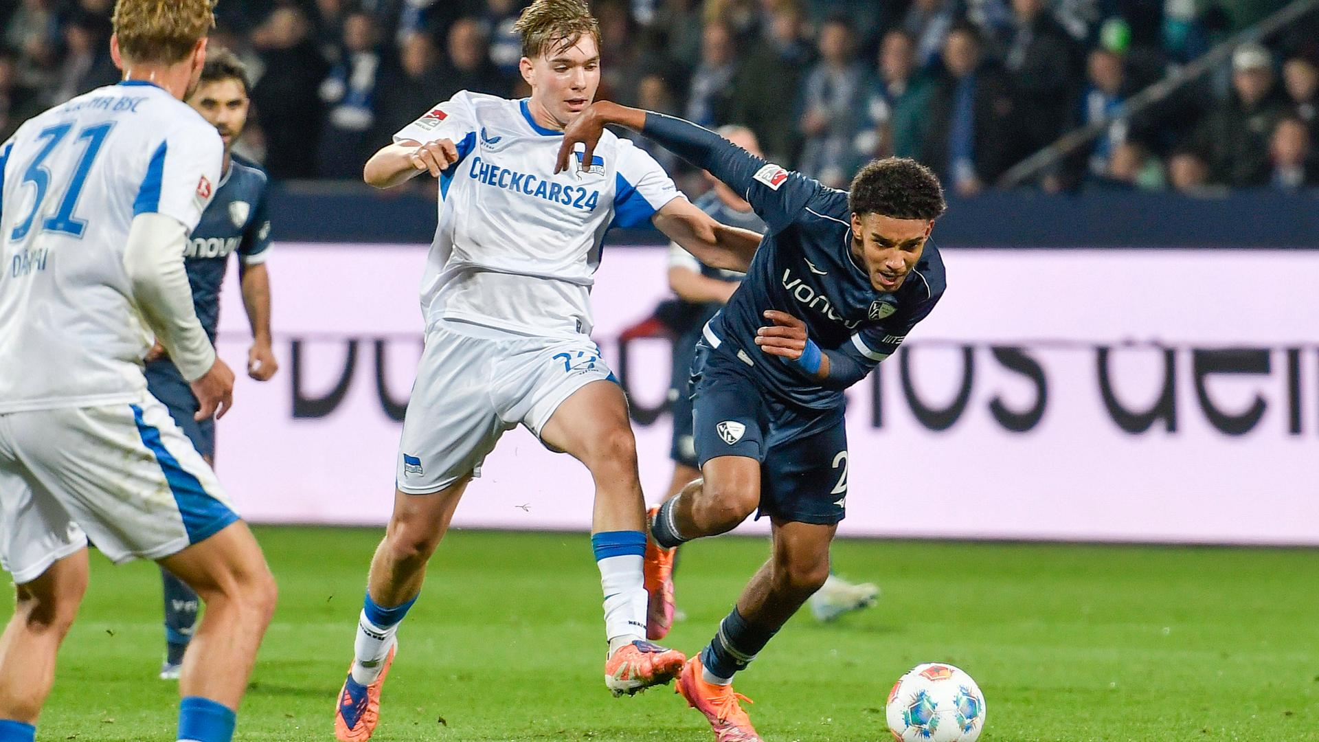 Kennet Eichhorn (BSC 23) und Francis Onyeka (Bochum 21) kämpfen. 