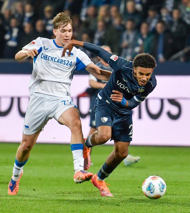 Kennet Eichhorn (BSC 23) und Francis Onyeka (Bochum 21) kämpfen. 