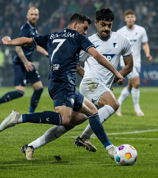 Kevin Stöger (Bochum, 7) und Ozan Kabak (Hoffenheim, 5) im Zweikampf.