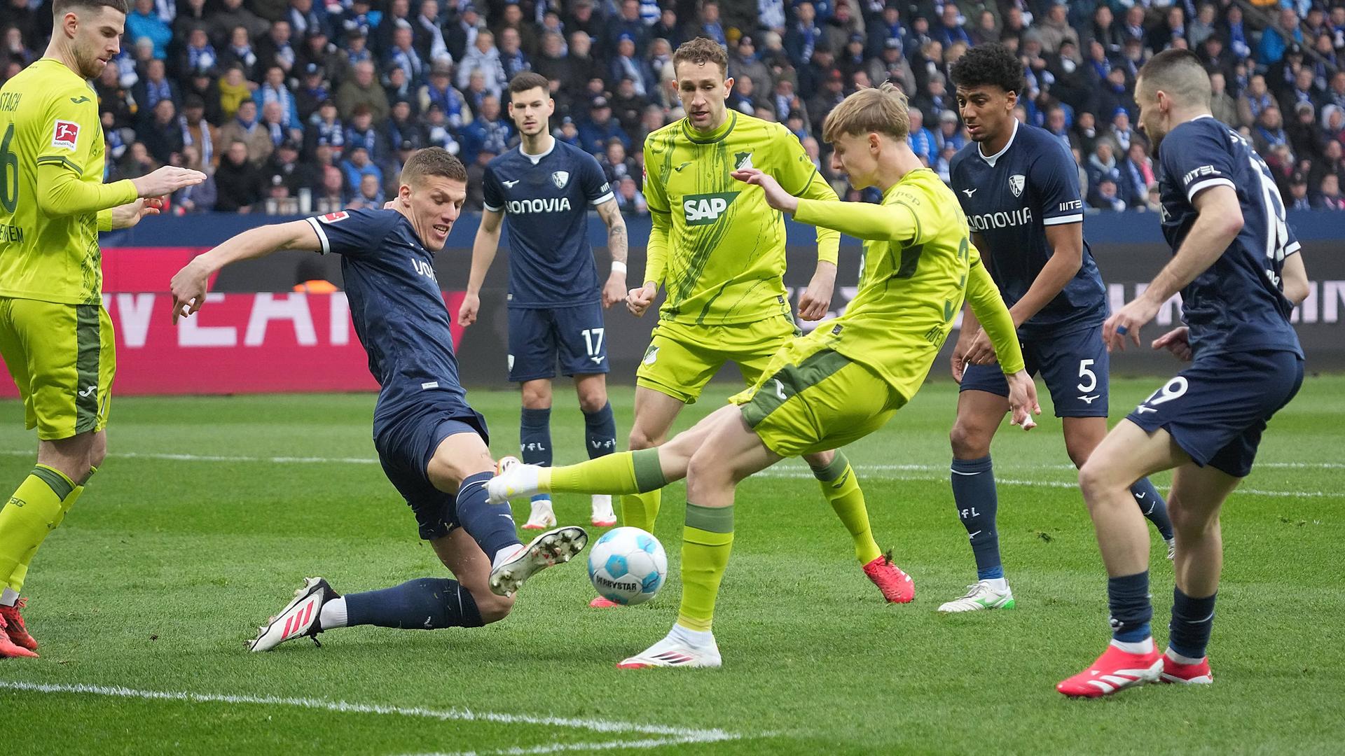 Bochums Jakov Medic und Hoffenheims Max Moerstedt im Kampf um den Ball beim Spiel am 01.03.2025.
