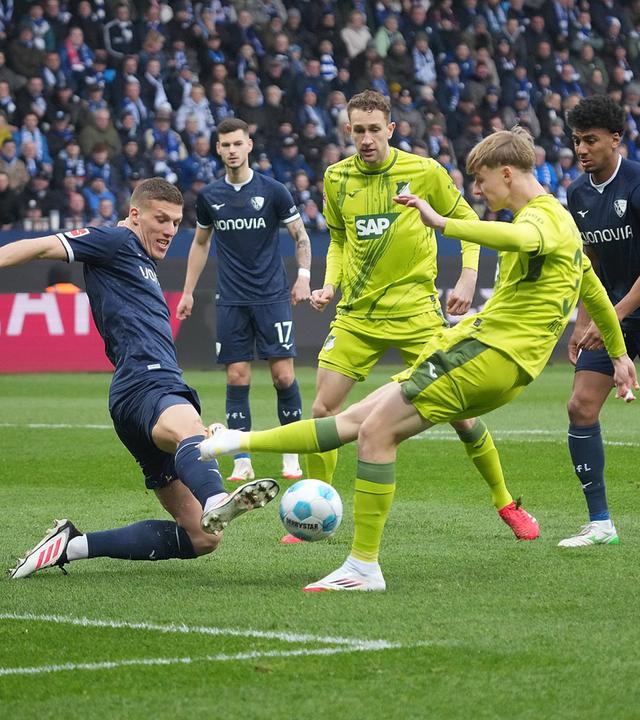 Bochums Jakov Medic und Hoffenheims Max Moerstedt im Kampf um den Ball beim Spiel am 01.03.2025.