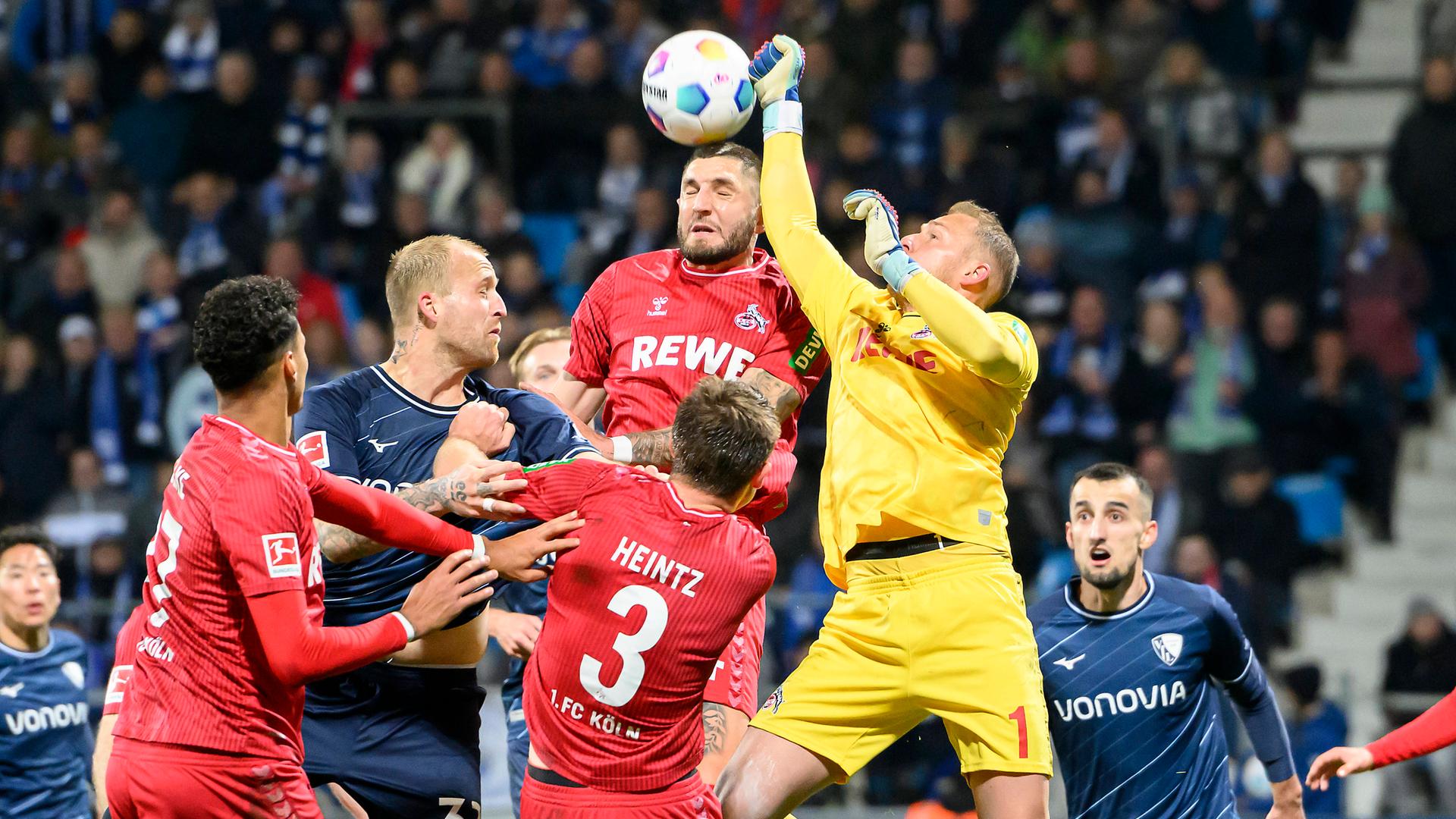 Kölns Torwart Marvin Schwäbe versucht beim Spiel gegen Bochum am 11.11.2023 den Ball zu fangen.