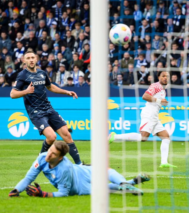Lois OPENDA (L) schiesst das Tor zum 1:1.