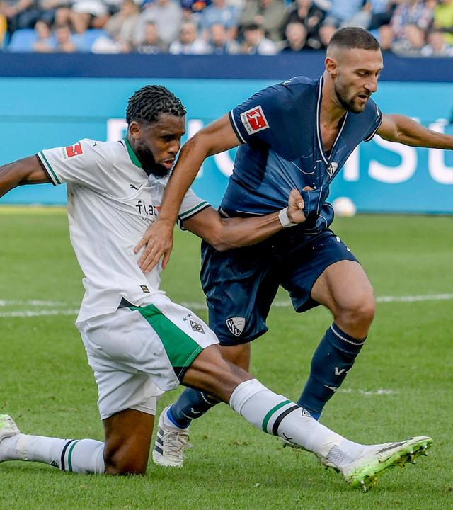 Torchance von Gladbachs Jordan Siebatcheu neben Bochums Ivan Ordets am 30.09.2023.