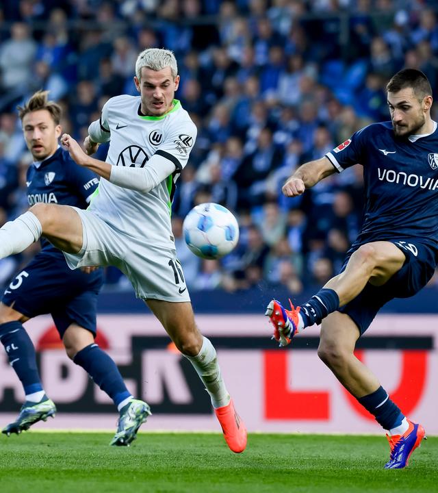 Jakub Kaminski (Wolfsburg) und Matus Bero (Bochum) im Kampf um den Ball.