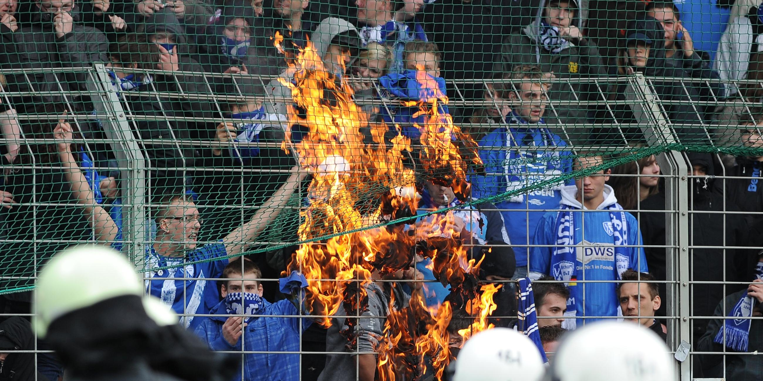 Fans zünden Fanutensilien an, nachdem der Vfl Bochum 2010 abgestiegen ist