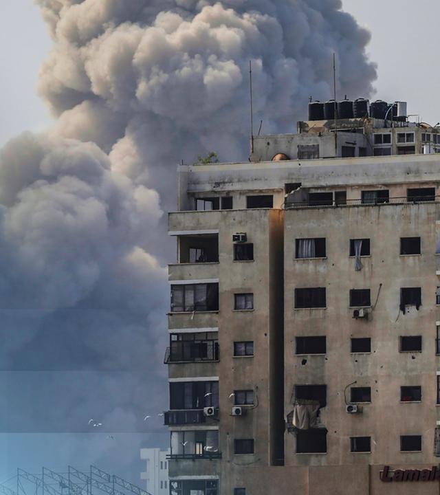 Eine rauchendes Gebäude in Gaza Stadt