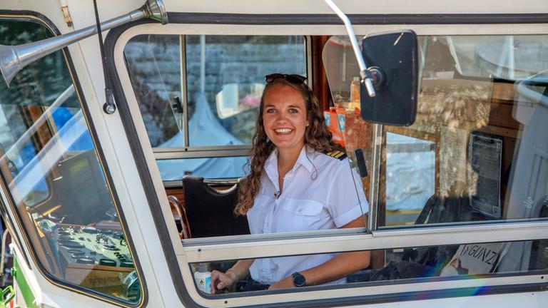 "ZDF.reportage: Bodensee - Urlauberlust und Anwohnerfrust": Kapitänin Tanja Held im Führerhaus des Ausflugsschiffs "MS Milan".