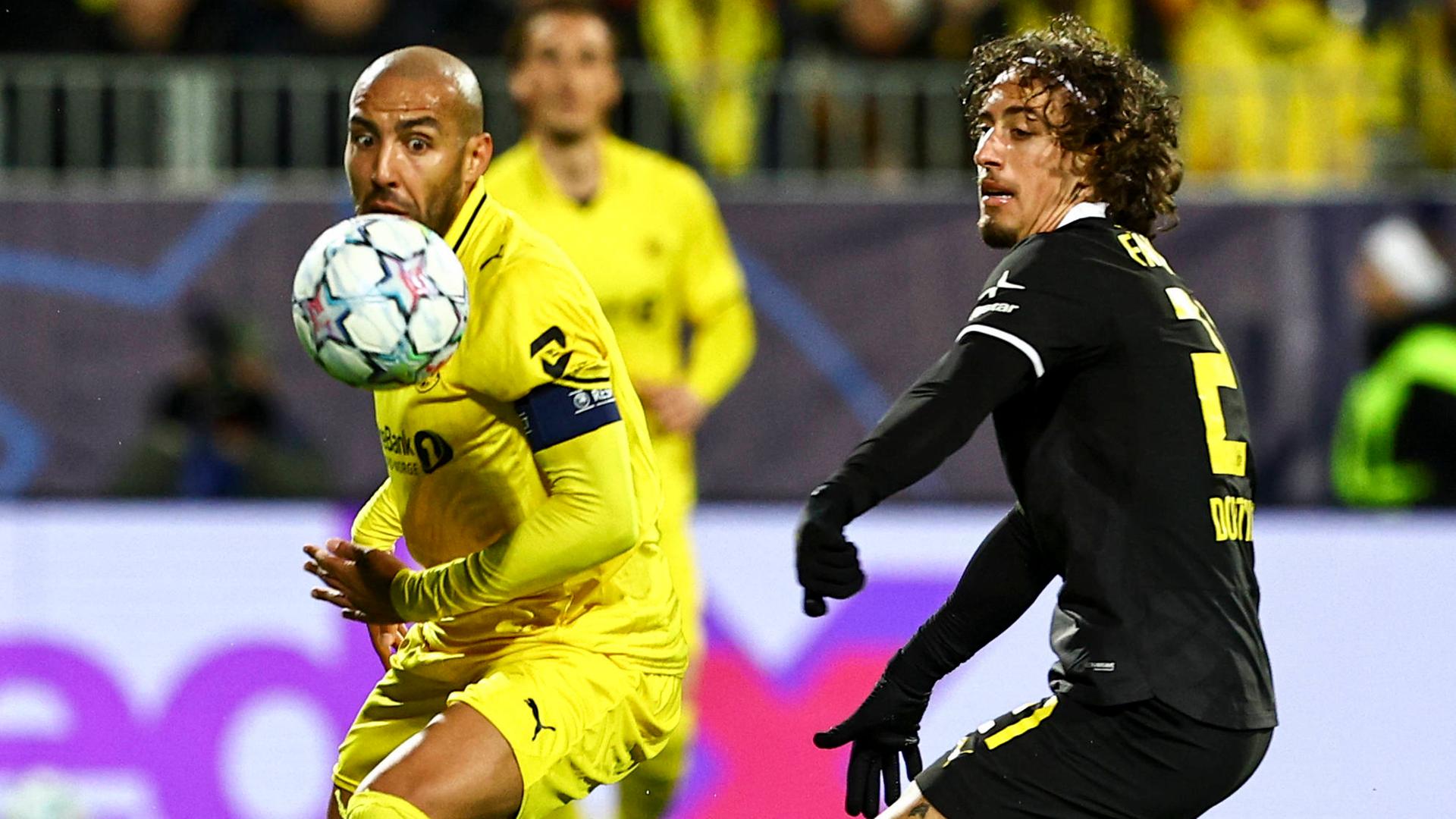 FK Bodø/Glimts Abwehrspieler Haitam Aleesami und Borussia Dortmunds Stürmer Fabio Silva liefern sich einen Zweikampf um den Ball.