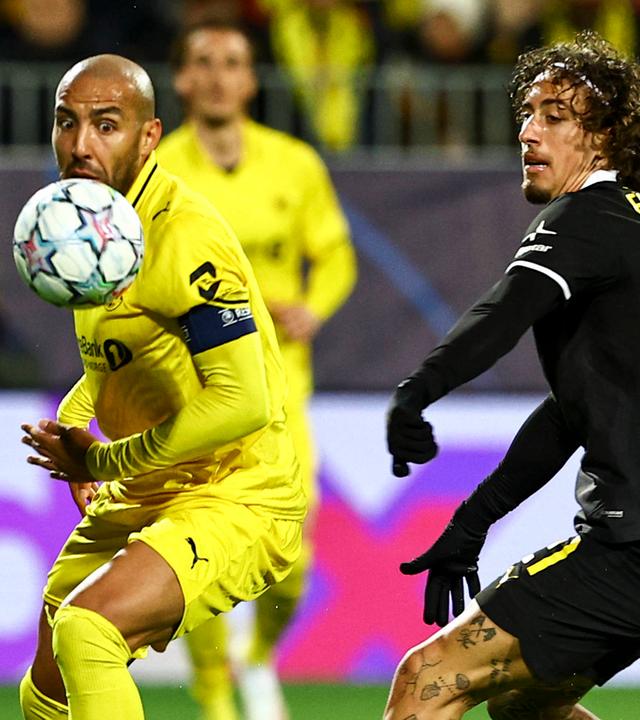 FK Bodø/Glimts Abwehrspieler Haitam Aleesami und Borussia Dortmunds Stürmer Fabio Silva liefern sich einen Zweikampf um den Ball.