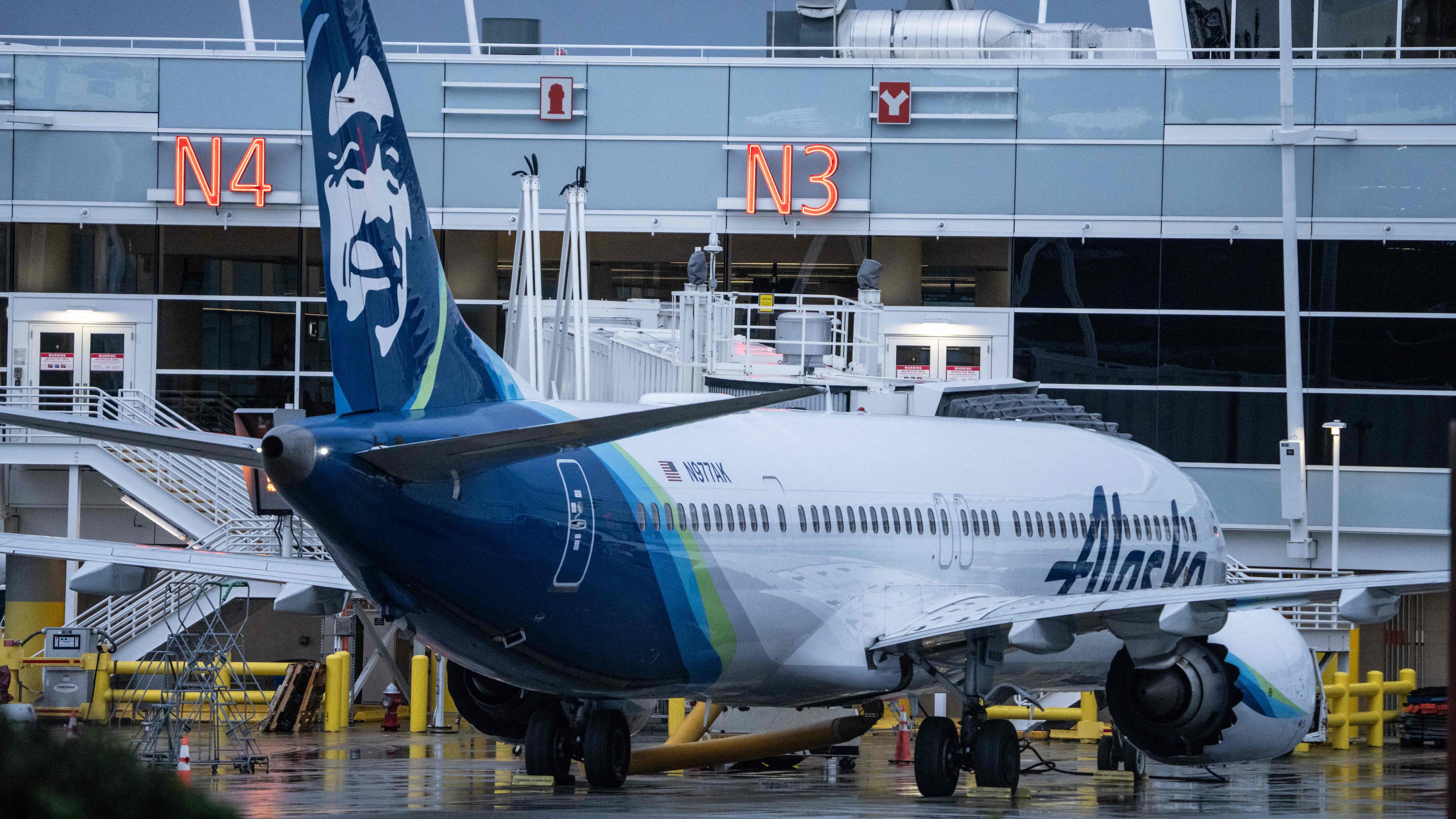 Eine Boeing 737 der Alaska Airlines steht um Flughafen