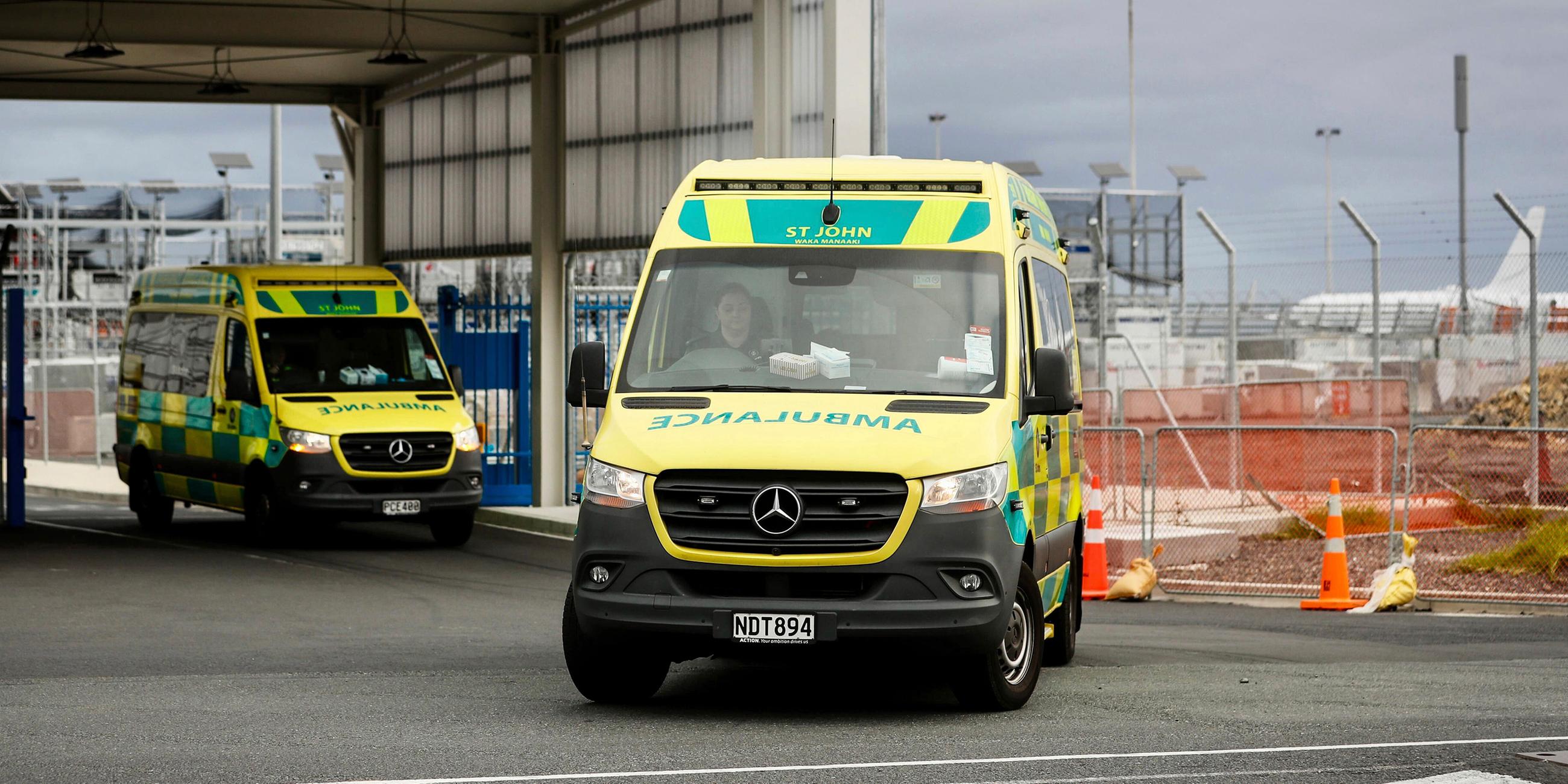 Rettungswagen fahren mit Verletzten eines Unfalls mit einer Boeing vom Flughafen Auckland zum Krankenhaus