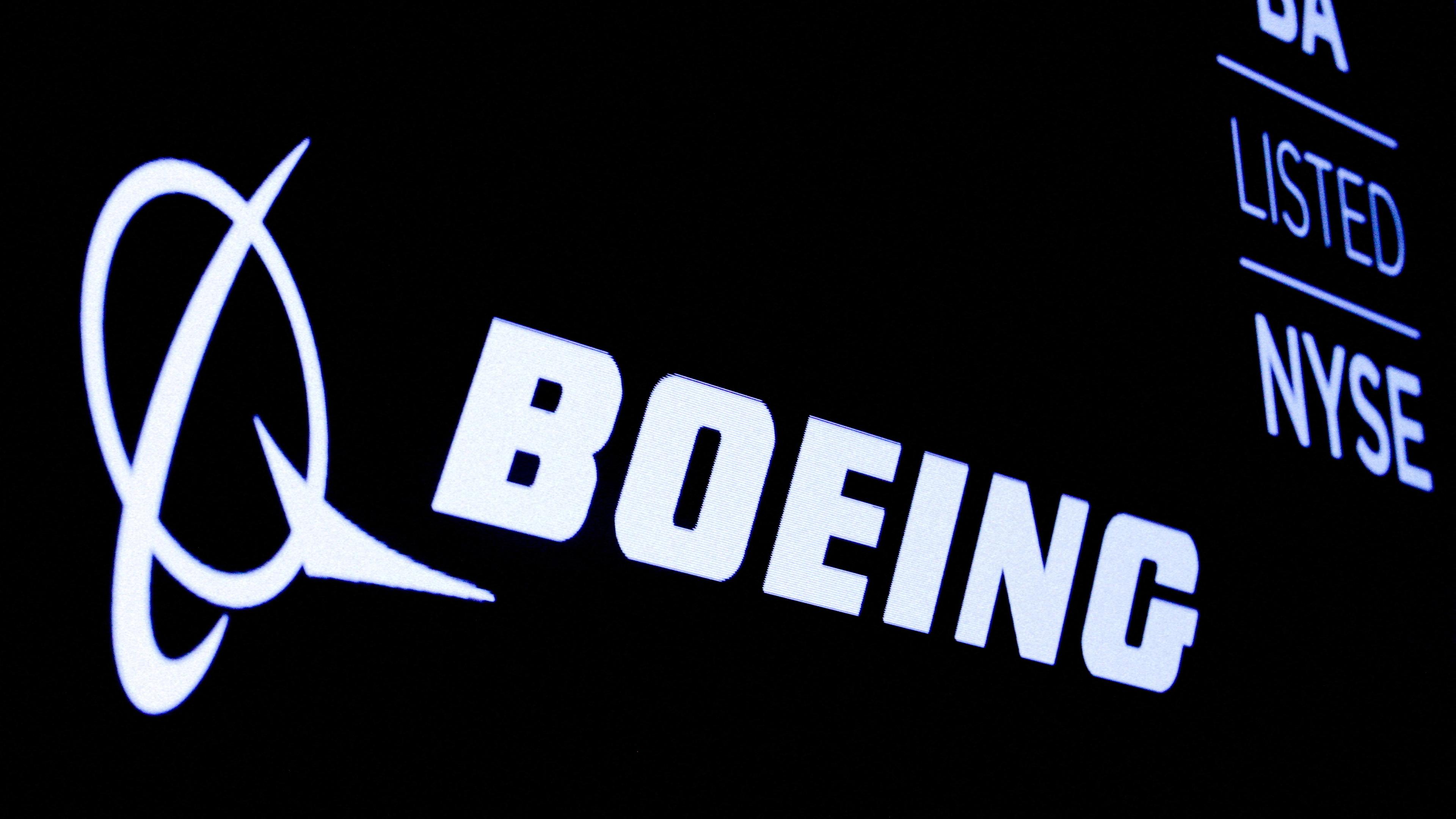 Das Boeing-Logo auf einem Bildschirm am New York Stock Exchange.