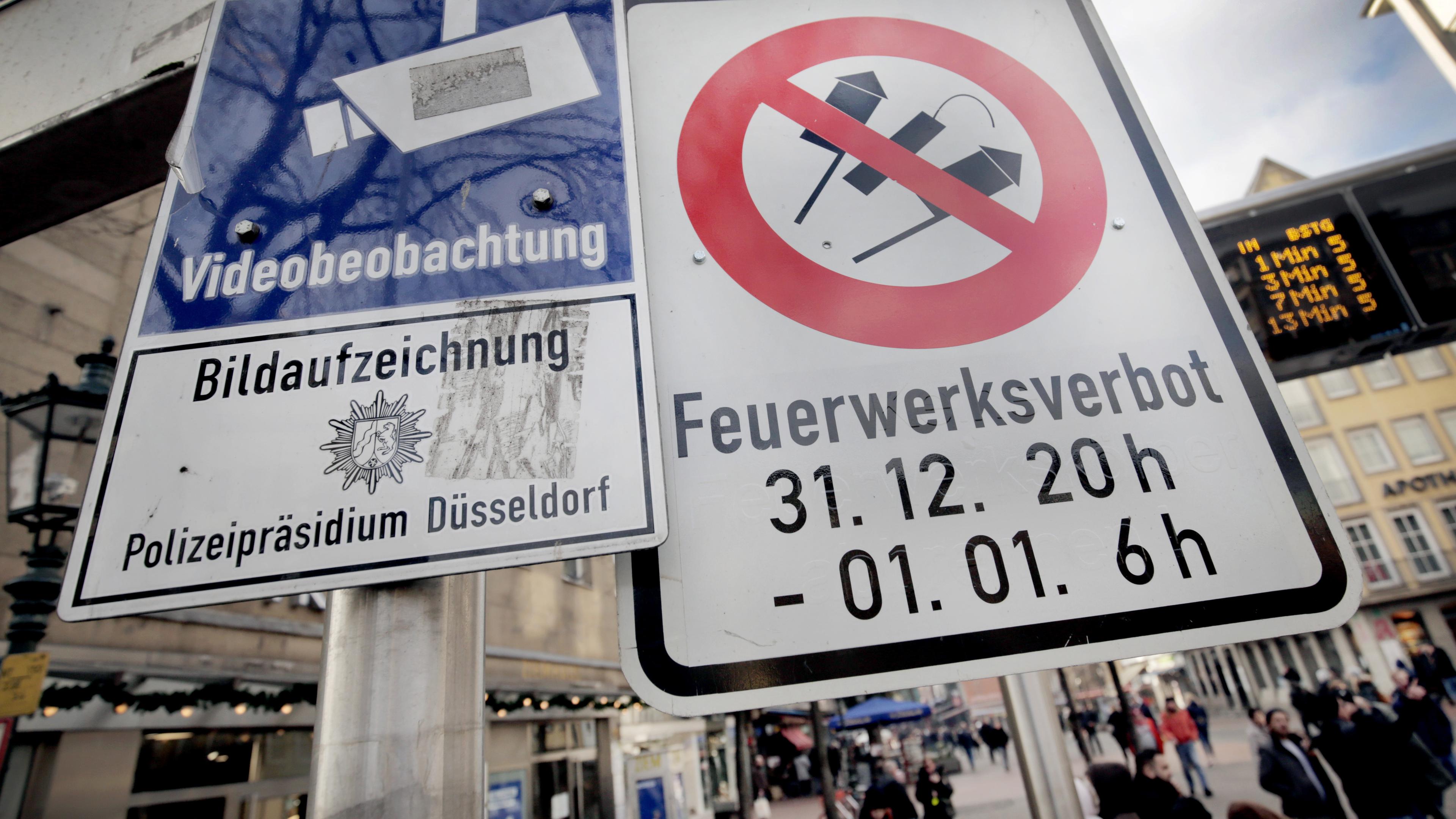 Ein Schild in der Düsseldorfer Altstadt weist auf ein Böllerverbot hin.