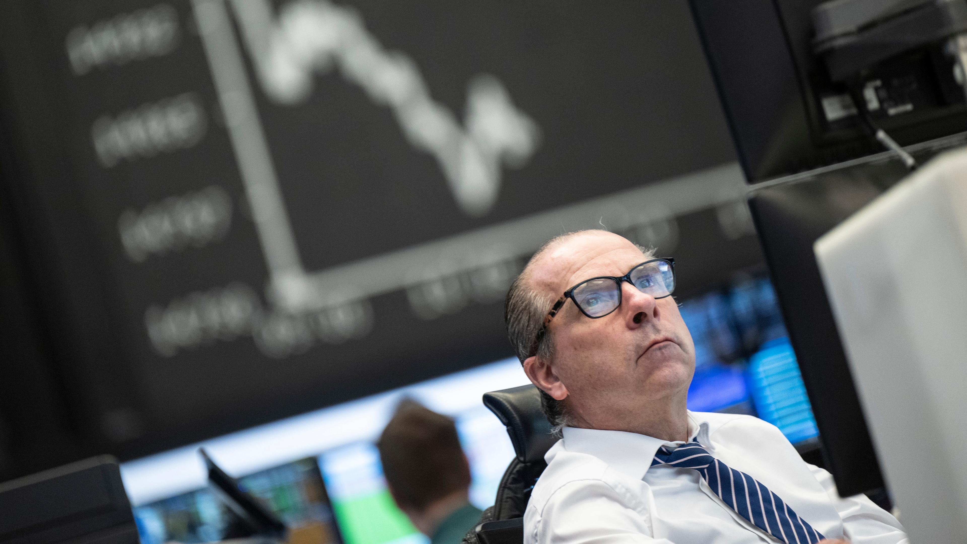  Ein Aktienhändler an der Frankfurter Börse beobachtet die Kursentwicklung auf seinem Monitor. 
