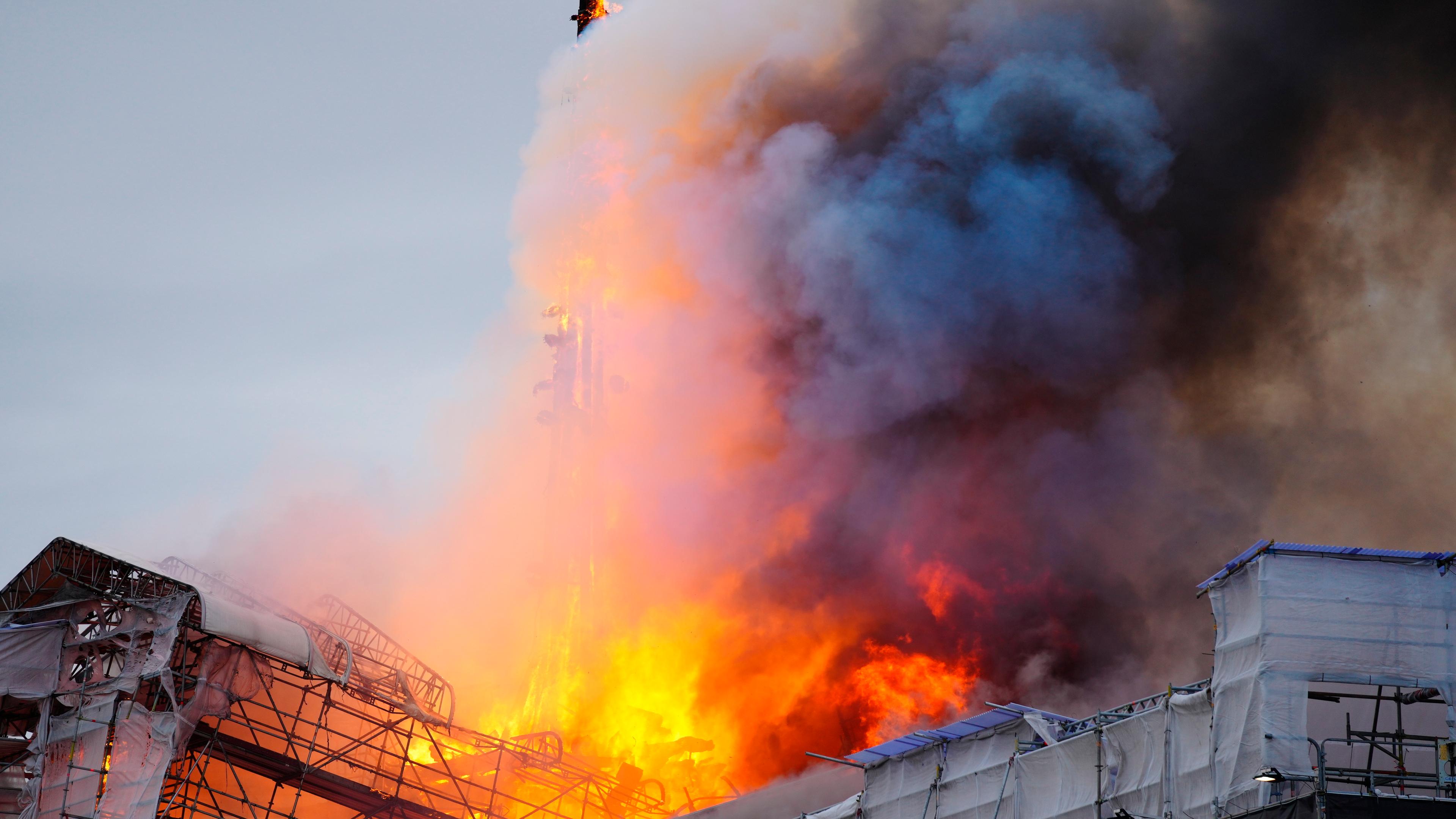  Feuer und Rauch steigen aus der Alten Börse, "Boersen" bei einem Brand in Kopenhagen.