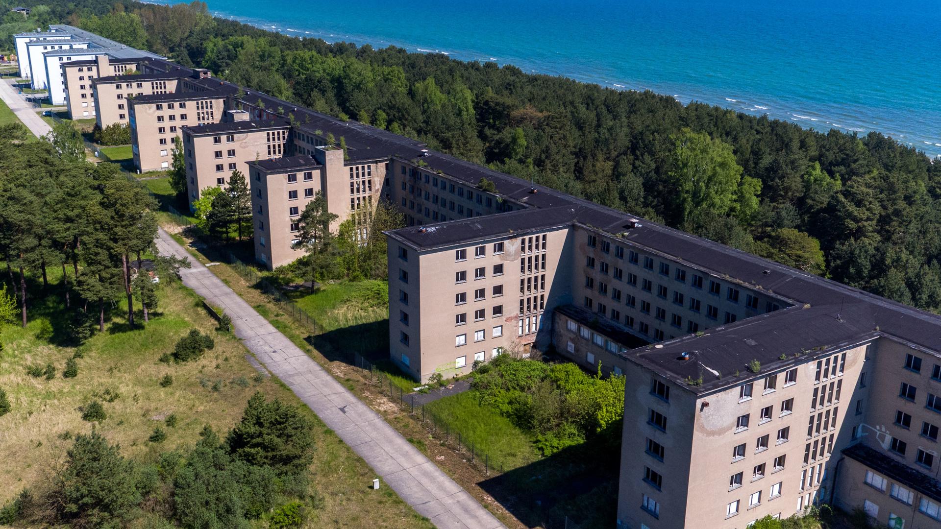 Leestehende Gebäude von Block 5 des denkmalgeschützen ehemaligen KDF-Komplexes Prora auf der Insel Rügen.