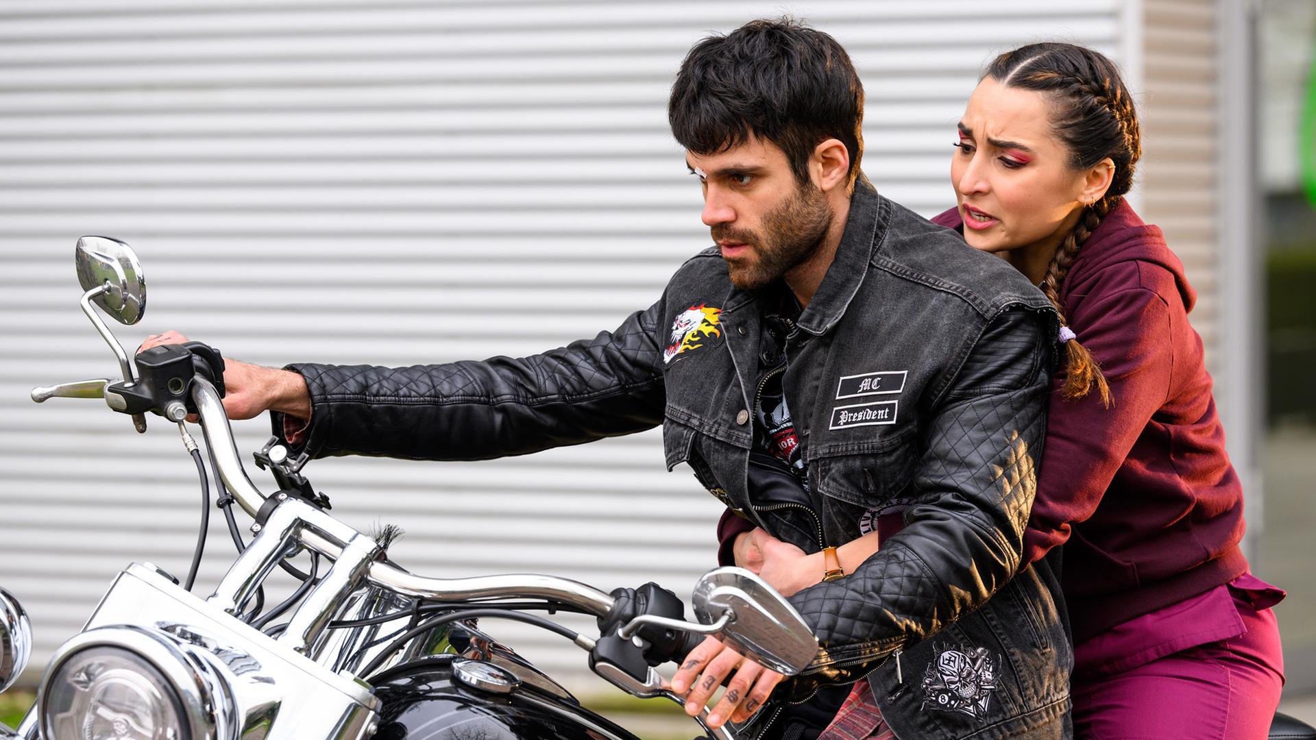 "Bettys Diagnose - Böse Jungs": Ava (Rona Özkan) sitzt auf dem Motorrad-Rücksitz von Sven Ritter (Deniz Arora) und klammert sich an ihn.