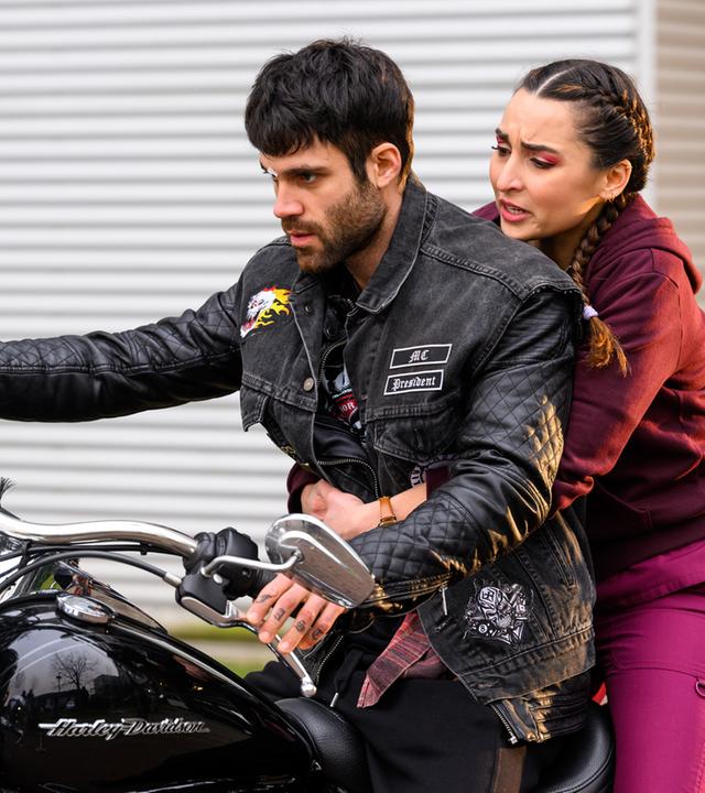 "Bettys Diagnose - Böse Jungs": Ava (Rona Özkan) sitzt auf dem Motorrad-Rücksitz von Sven Ritter (Deniz Arora) und klammert sich an ihn.