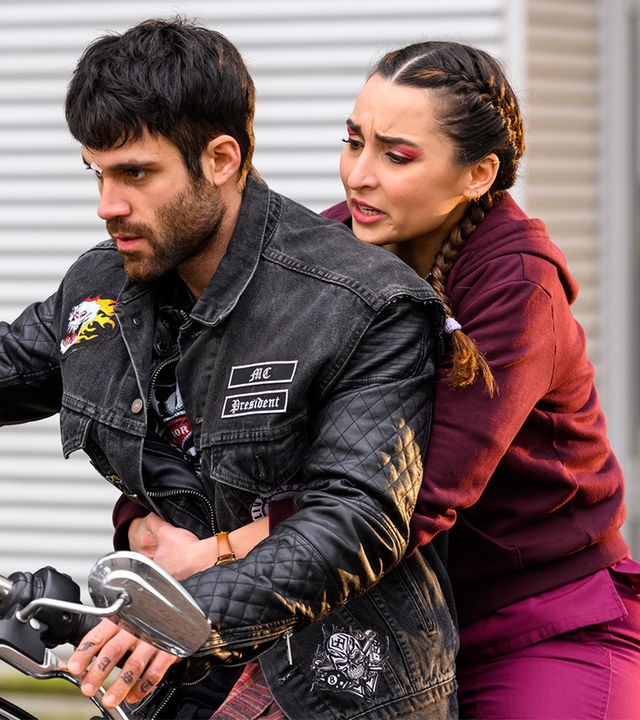 "Bettys Diagnose - Böse Jungs": Ava (Rona Özkan) sitzt auf dem Motorrad-Rücksitz von Sven Ritter (Deniz Arora) und klammert sich an ihn.