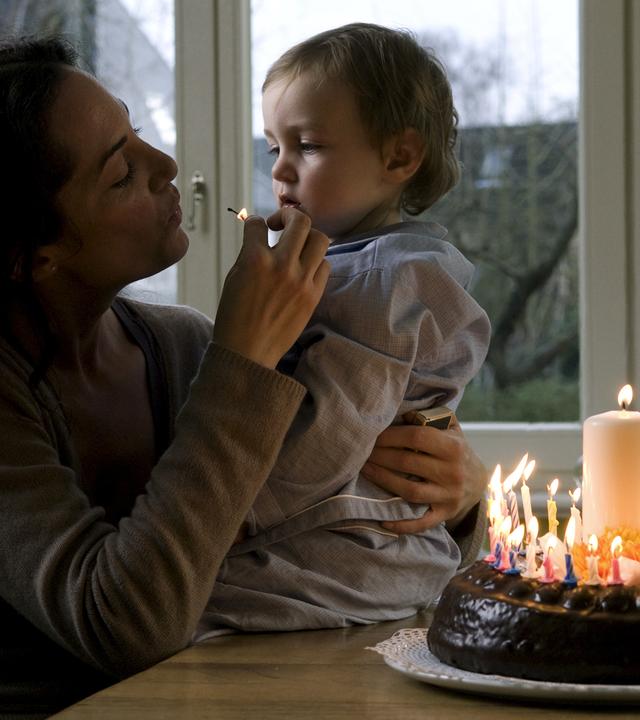 Jana Winter (Natalia Wörner) sitzt gemeinsam mit ihrem Sohn Leo am Küchentisch. Vor ihnen steht ein Geburtstagskuchen. Jana bläst mit Leo ein Streichholz aus.