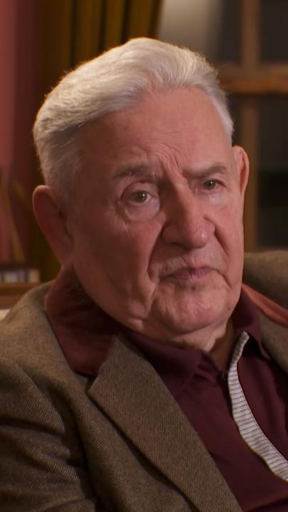 Zu sehen ist der 92 Jahre alte Auschwitz-Überlebende Bogdan Bartnikoswki. 