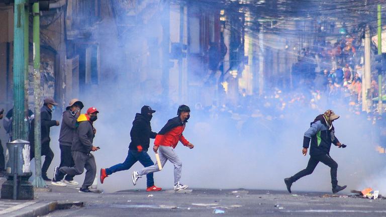 Bei einer Demonstration, die den Rücktritt von Präsident Rodrigo Paz forderte, kam es am 18. Mai 2026 in La Paz, Bolivien, zu Zusammenstößen zwischen Demonstranten und der Polizei