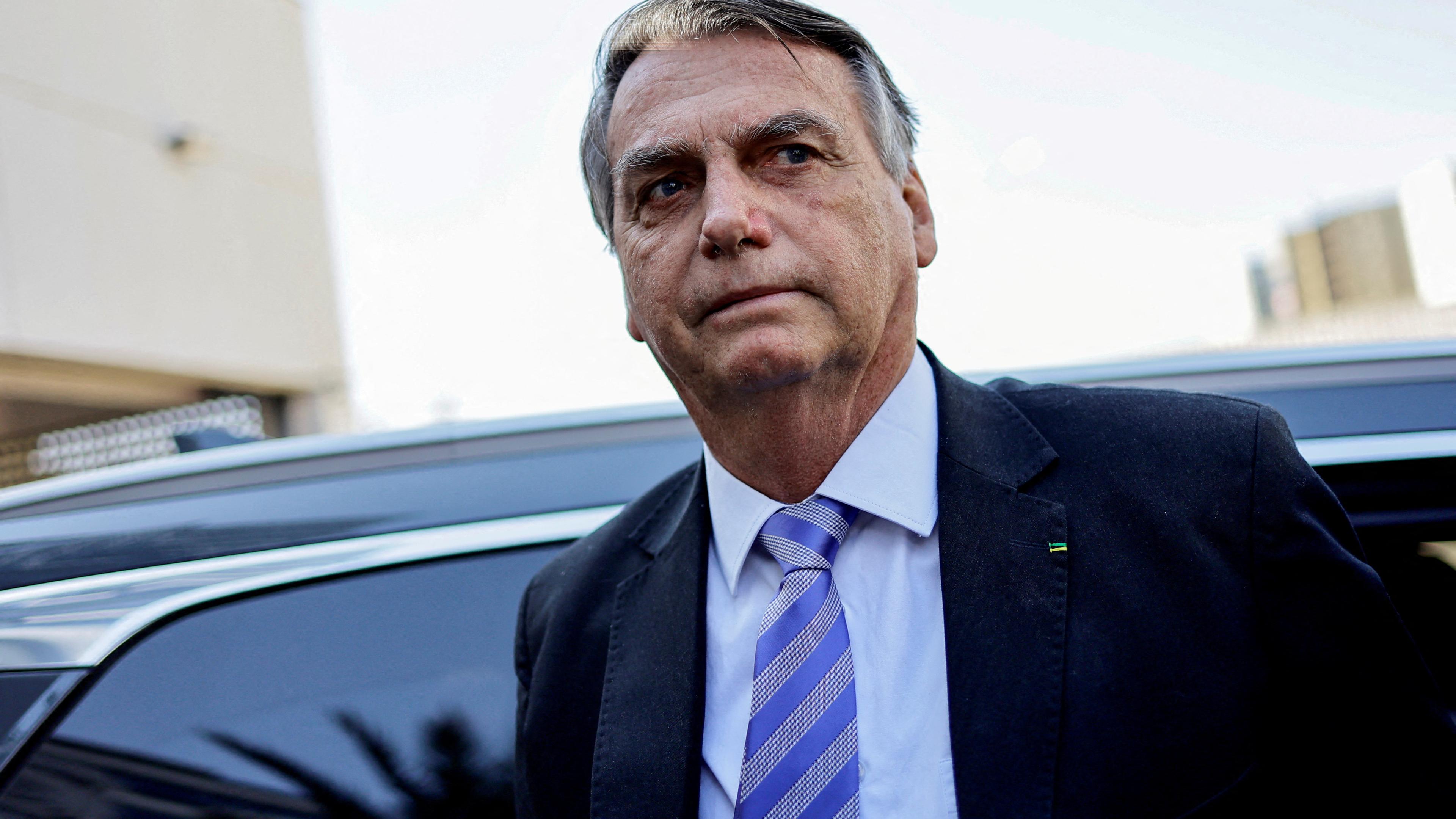Der ehemalige Präsident Brasiliens, Jair Bolsonaro, nach Verlassen der Zentrale der Bundespolizei in Brasilia.