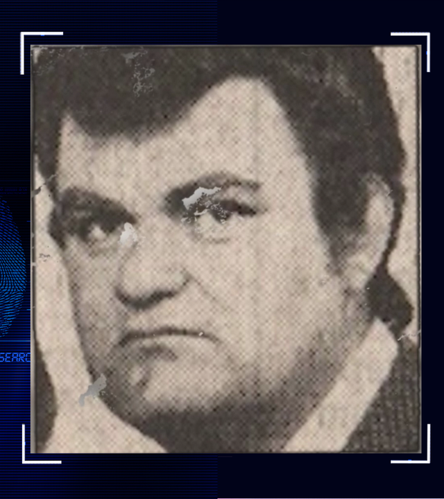 Portraitfoto aus der Zeitung. Ein Mann, ca 50 Jahre. Dunkle Haare  - schaut skeptisch in die Kamera. Links daneben: Lichtschematische Darstellung eines Fingerabdrucks.