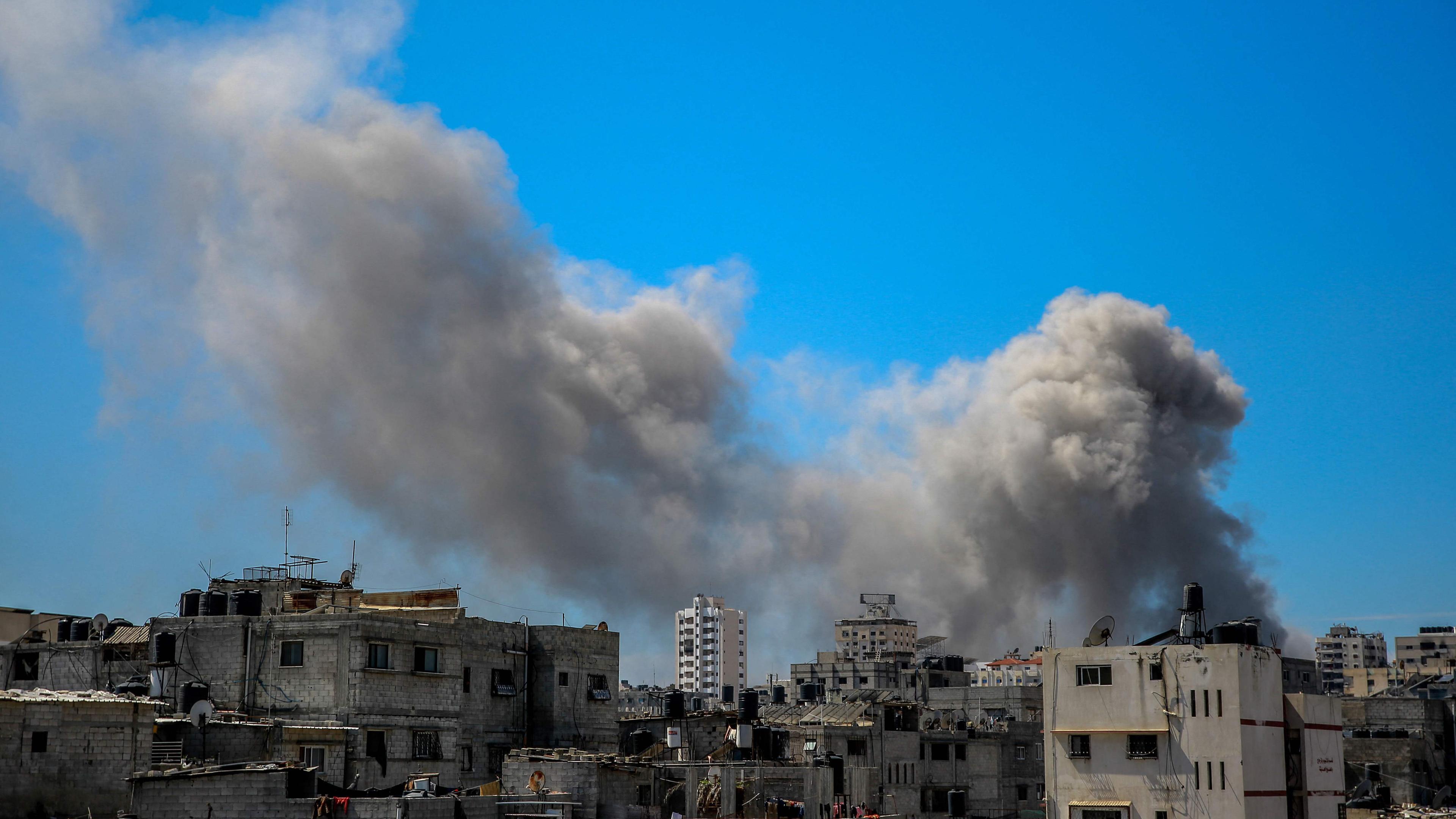 Archiv: Ein Bild zeigt Rauch, der nach einem israelischen Bombardement in der Nähe des Al-Shifa-Krankenhauses in Gaza-Stadt am 23. März 2024