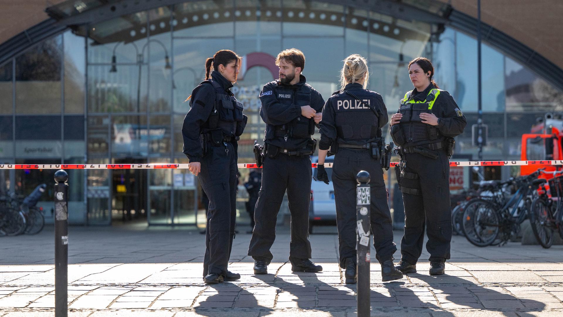 Einsatzkräfte der Polizei sperren den Bremer Hauptbahnhof ab. 