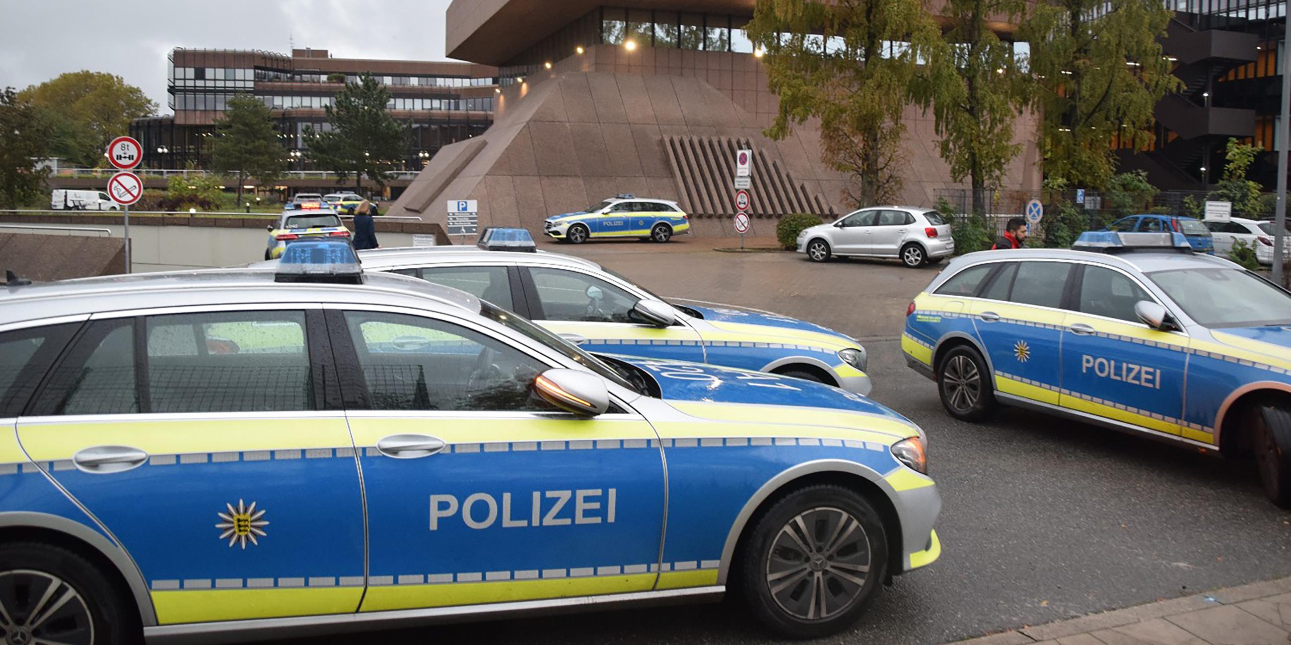 Mehrere Einsatzfahrzeuge der Polizei stehen auf dem Gelände der Hochschule der Bundesagentur für Arbeit