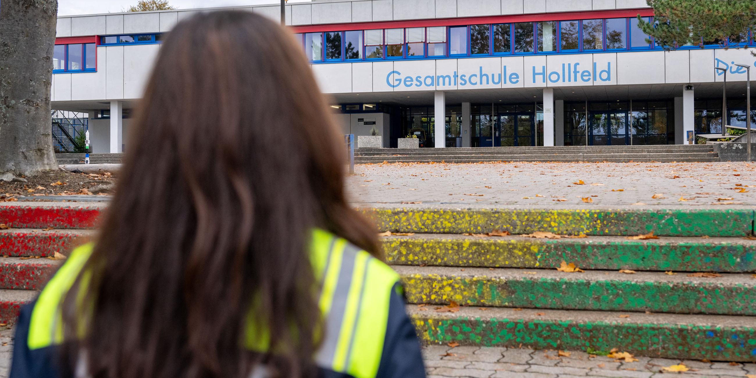  Eine Polizistin steht am 24.10.2023 vor der Gesamtschule in Hollfeld.