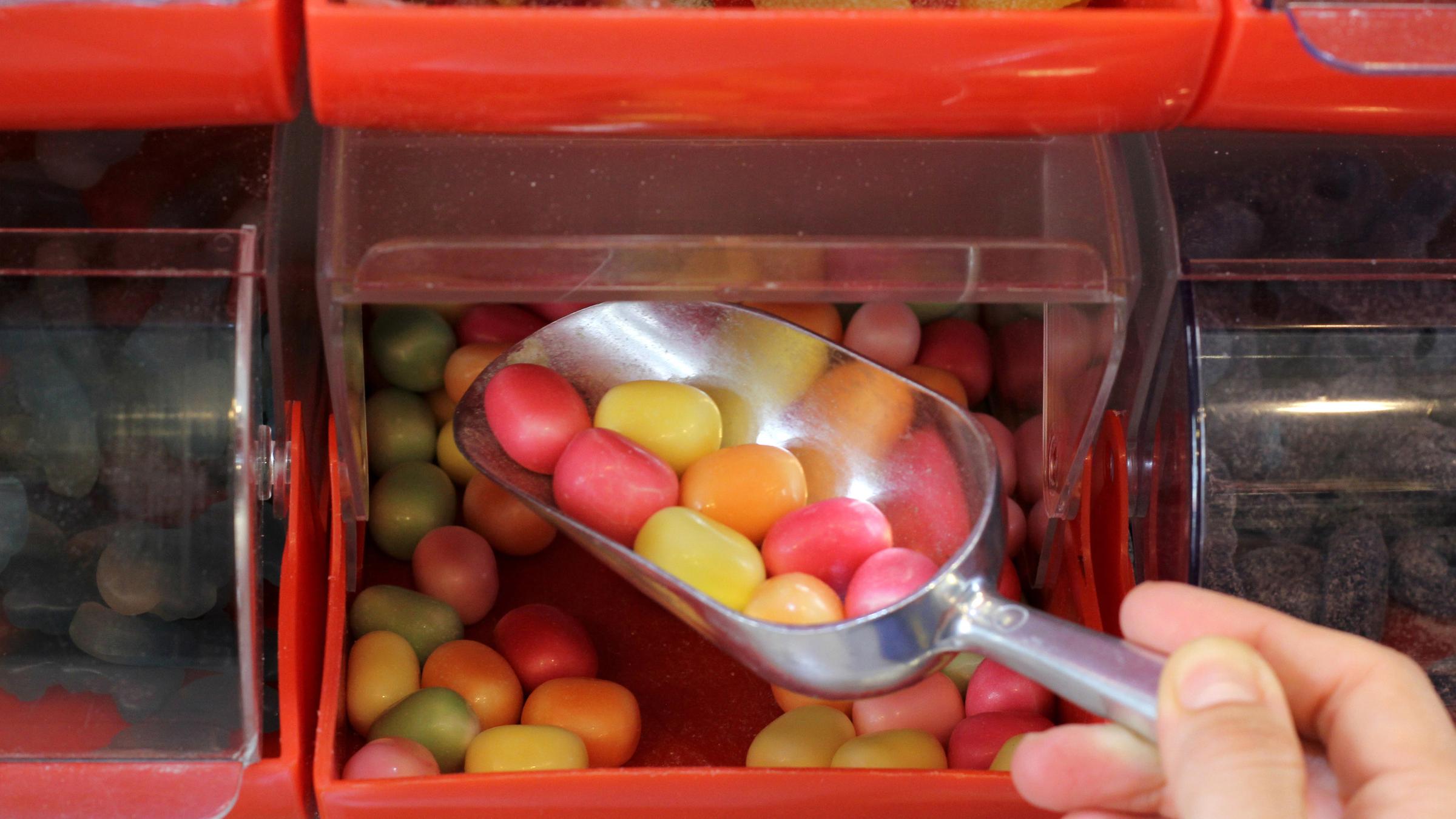 Süßigkeiten weren aus einer Box entnommen