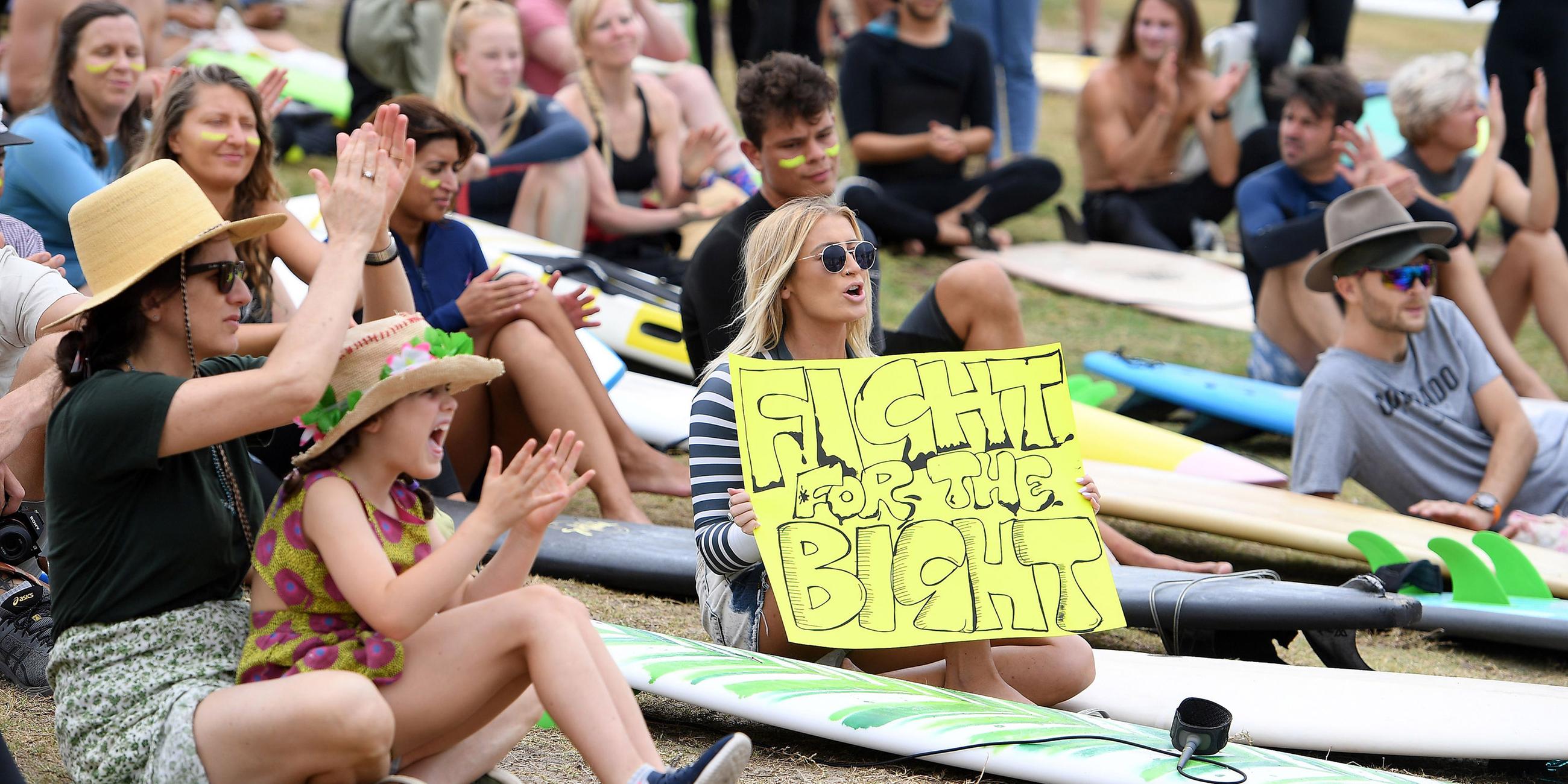 Umweltaktion am Bondi Beach - Aktivisten