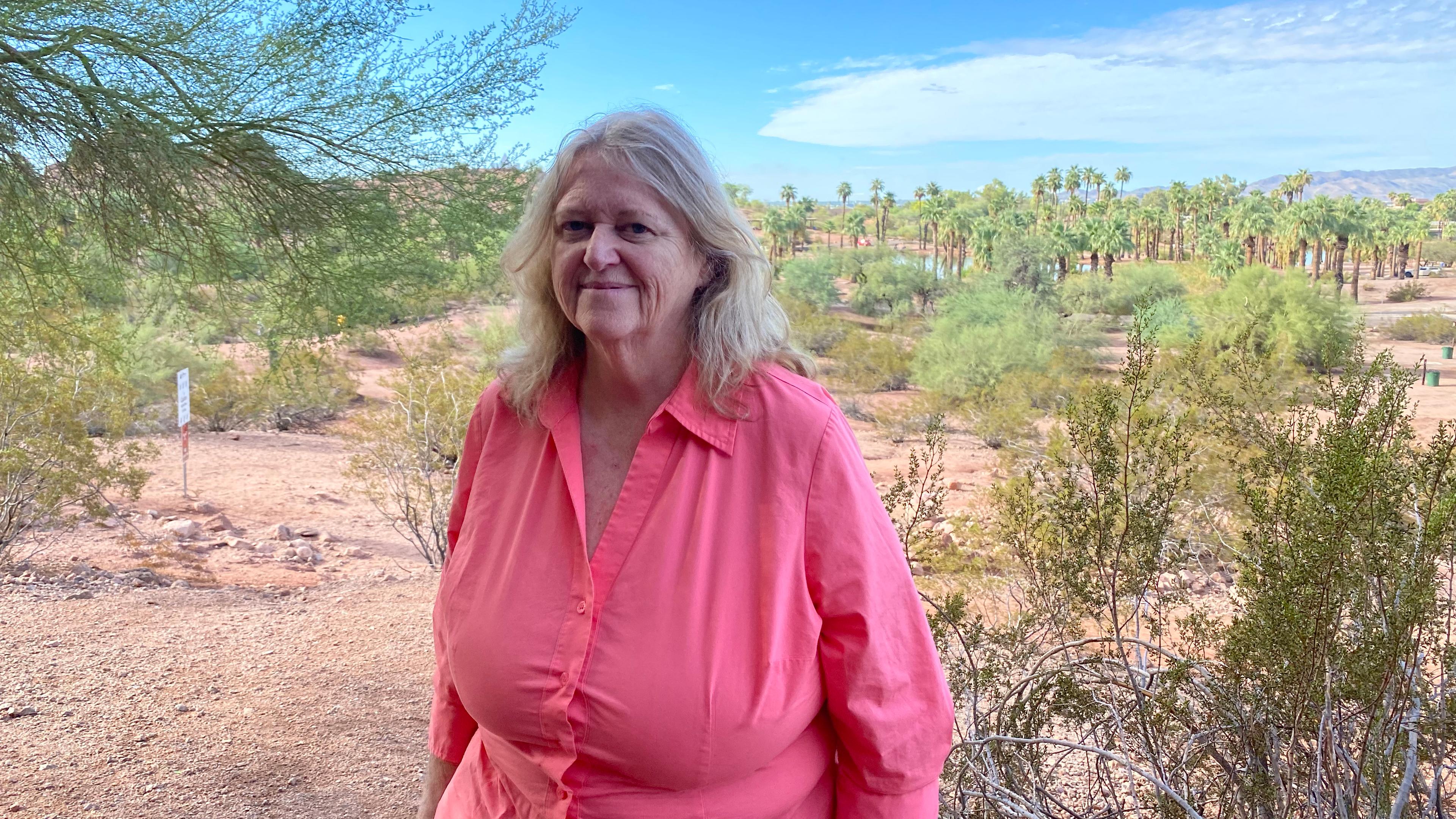 Bonnie Ervin steht in Phoenix, Arizona, draußen