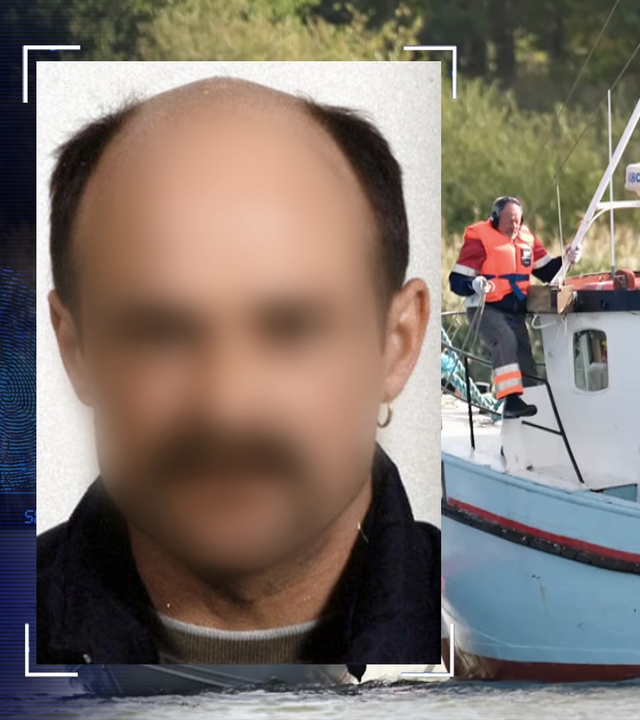 Portraitfoto eines Mannes mit Schnauzer und Halbglatze. Der Mann hat schwarzes Haar und ist mittelalt. Sein Gesicht wurde im Bild technisch verfremdet. Im Hintergrund steht ein Mann in einem orangenen Schutzanzug an Bord eines kleinen Schiffes. Er trägt eine Schwimmweste. Links daneben: Lichtschematische Darstellung eines Fingerabdrucks.