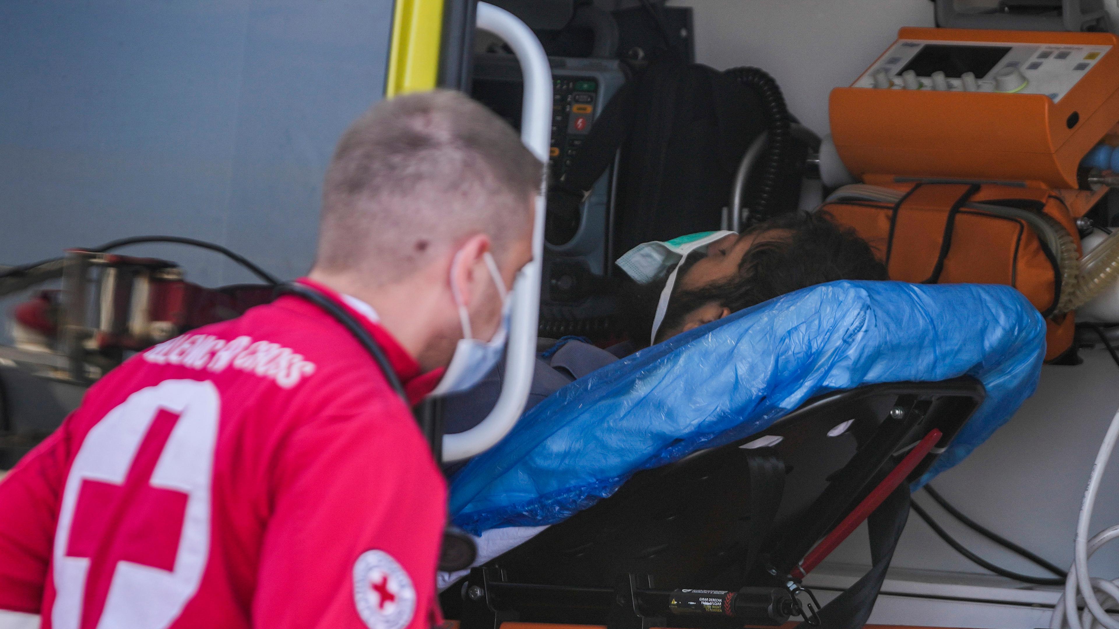 Ein Sanitäter trägt einen verletzten Überlebenden eines Schiffsunglücks zu einem Krankenwagen im Hafen der Stadt etwa 240 Kilometer südwestlich von Athen.