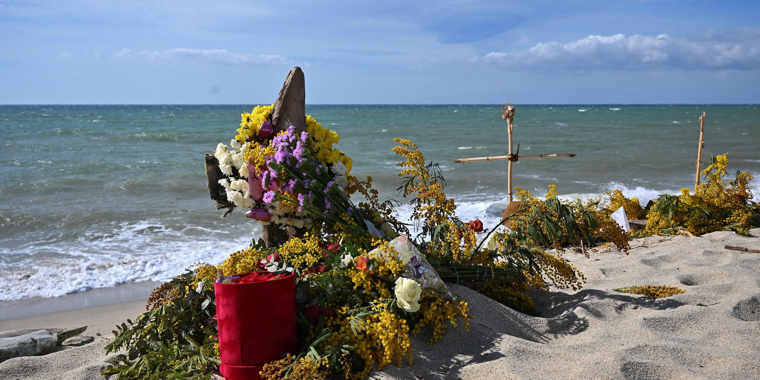 Crosses and flowers to pay homage to the victims of the Steccato di Cutro shipwreck