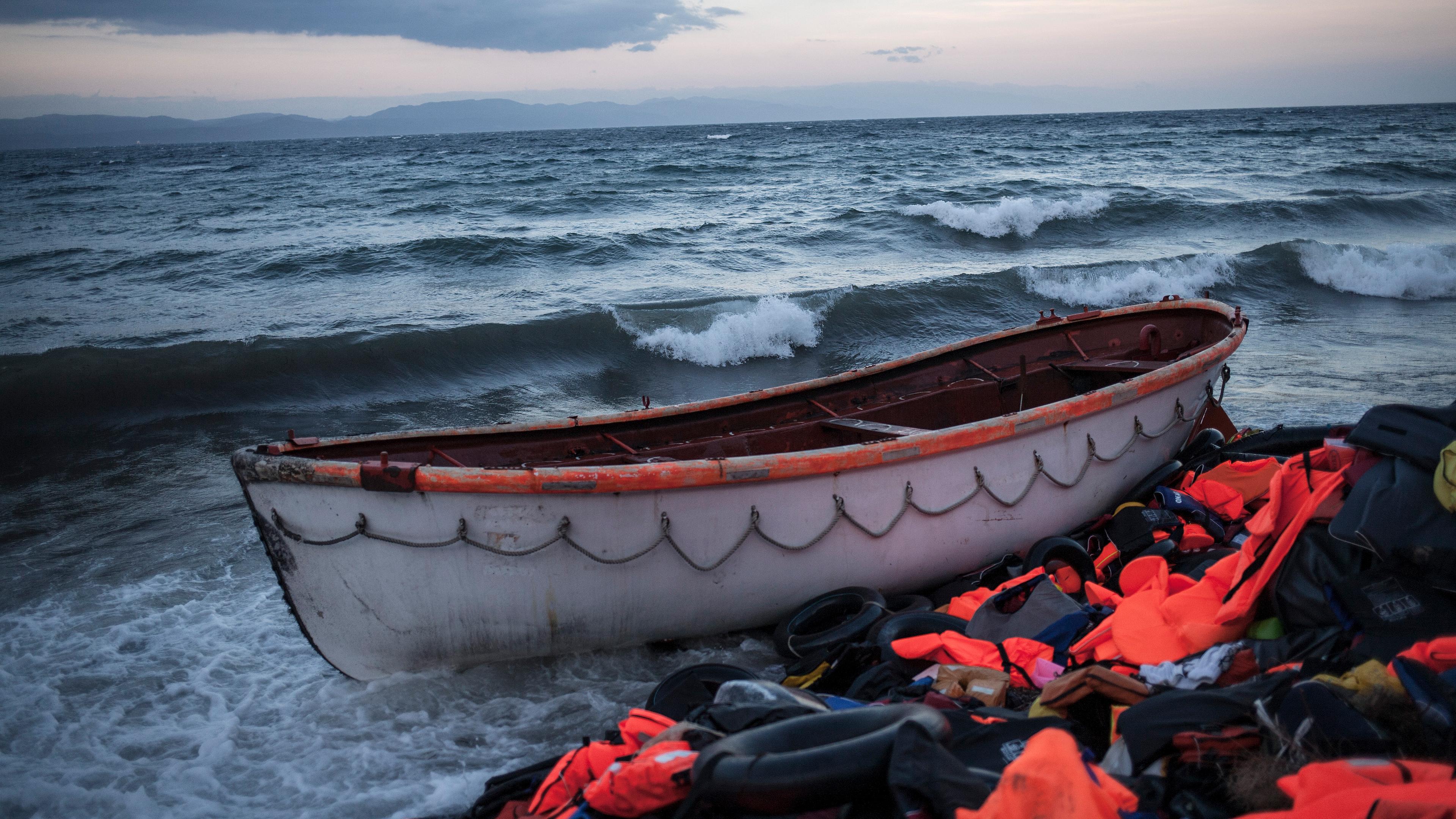 Leeres Flüchtlingsboot an der Küste von Lesbos (Griechenland)