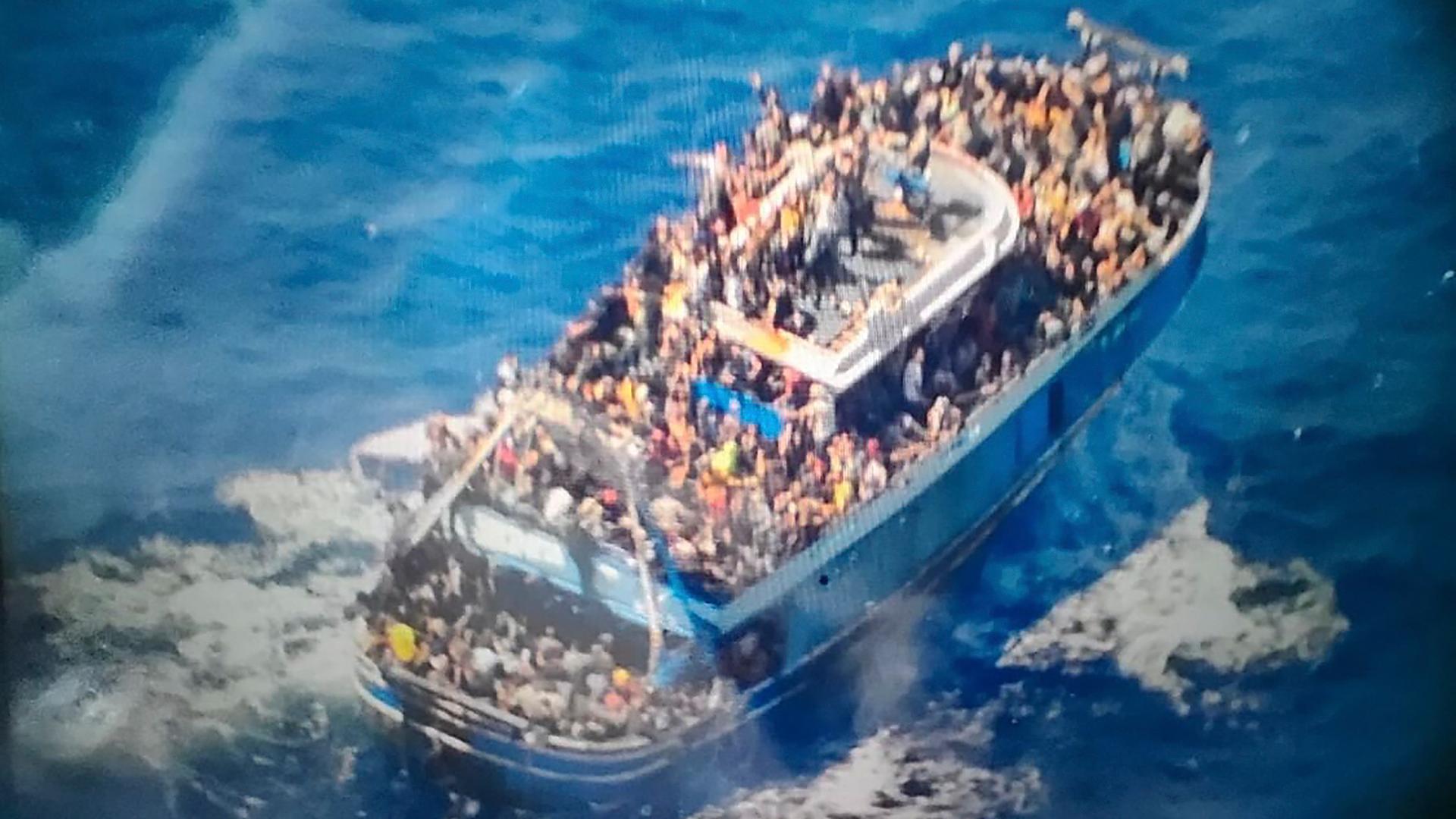 Überlebende erhalten erste Hilfe nach einer Rettungsaktion im Hafen der Stadt Kalamata (Griechenland), aufgenommen am 14.06.2023