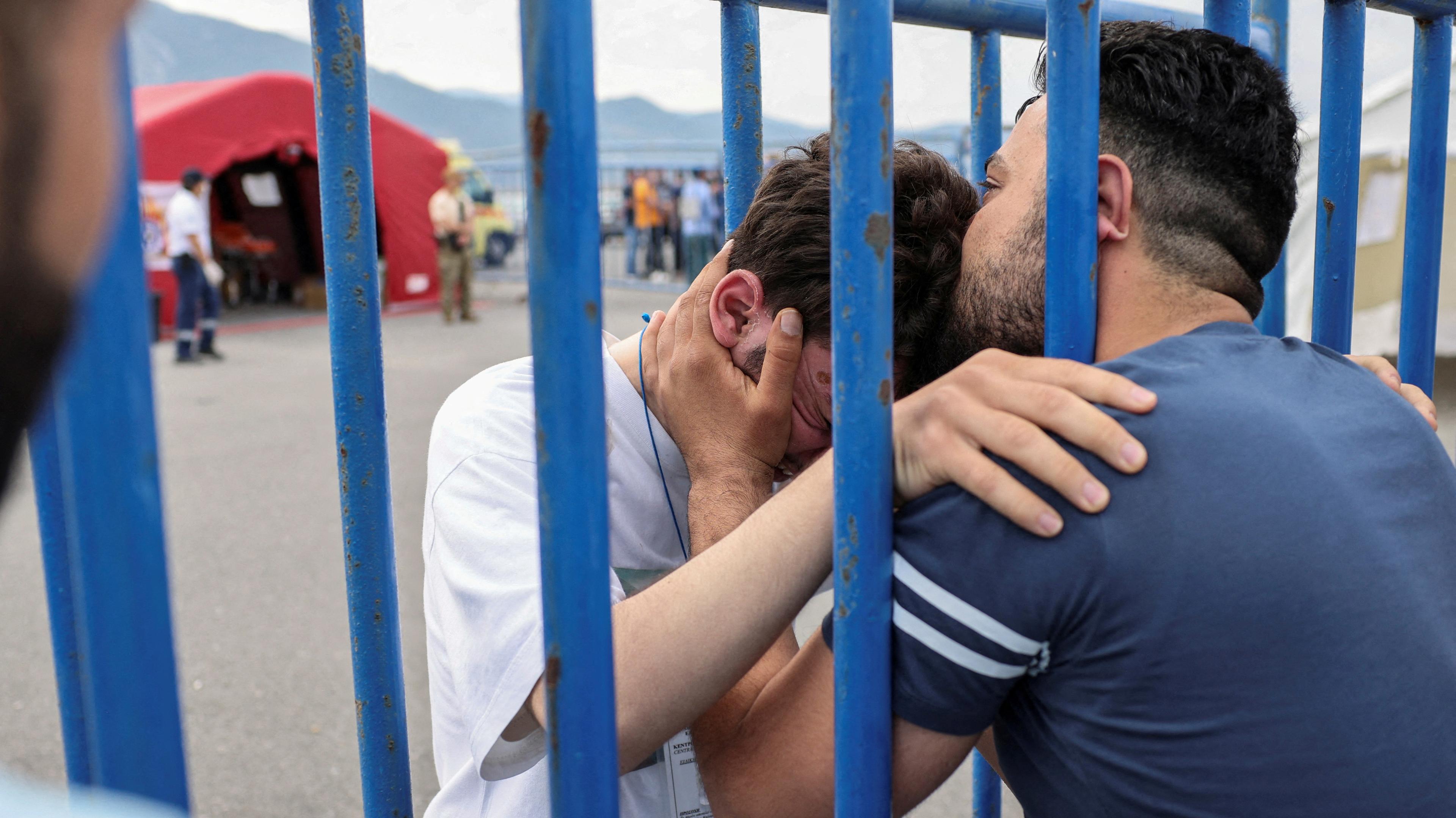 Der 18-jährige syrische Überlebende Mohammad umarmt seinen Bruder Fadi, aufgenommen am 16.06.2023