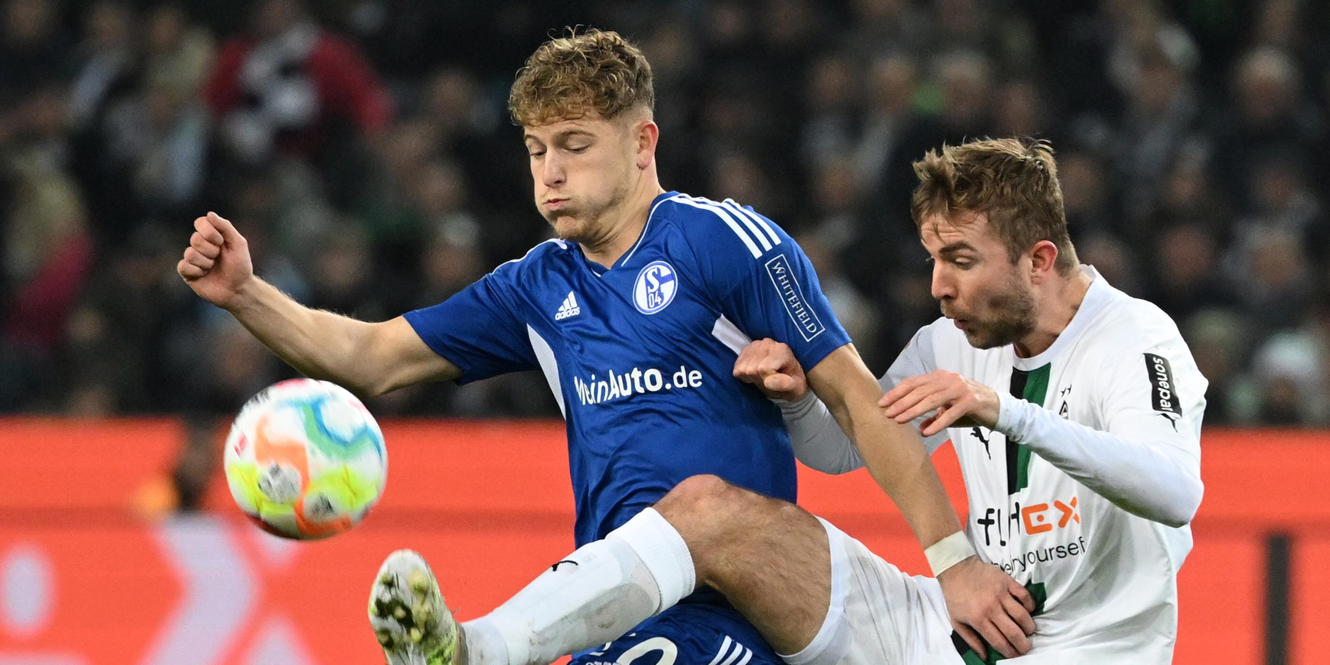 Schalkes Tim Skarke (l) und Mönchengladbachs Christoph Kramer kämpfen um den Ball.